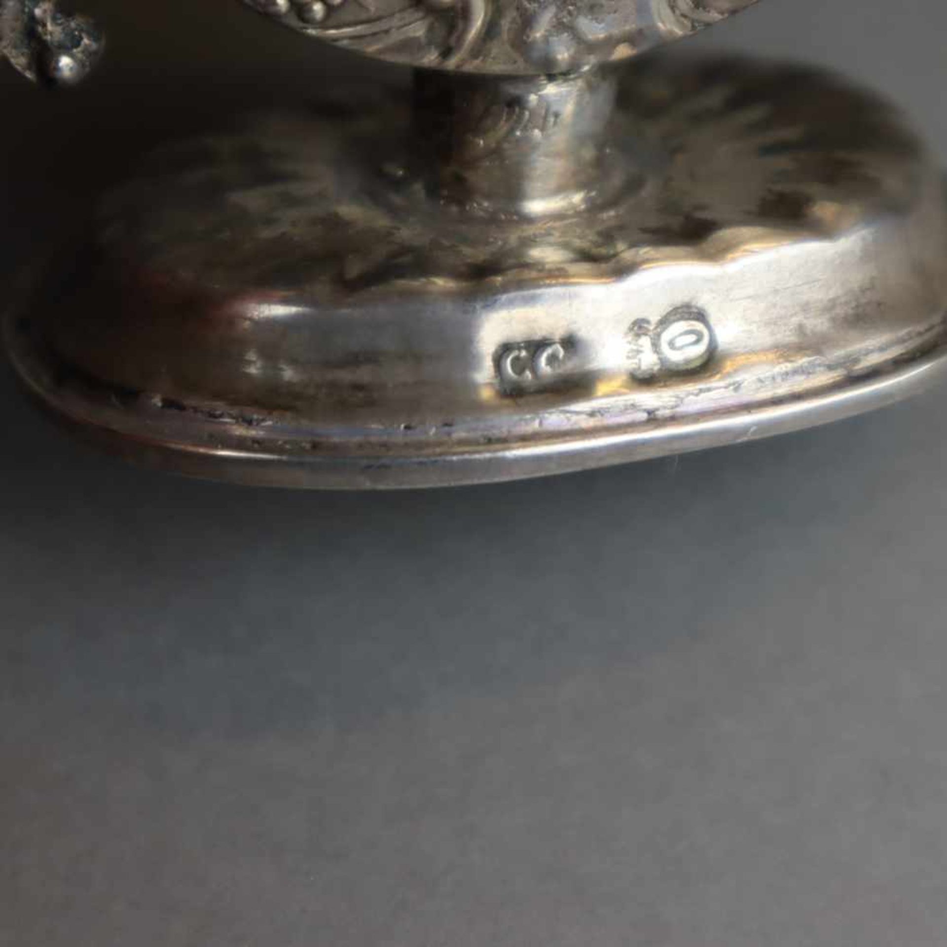 Parfum-Flakon - um 1900, Silber/Bein, abgeflachter runder Korpus auf ovalem gewölbtem Standfuß, - Bild 9 aus 9
