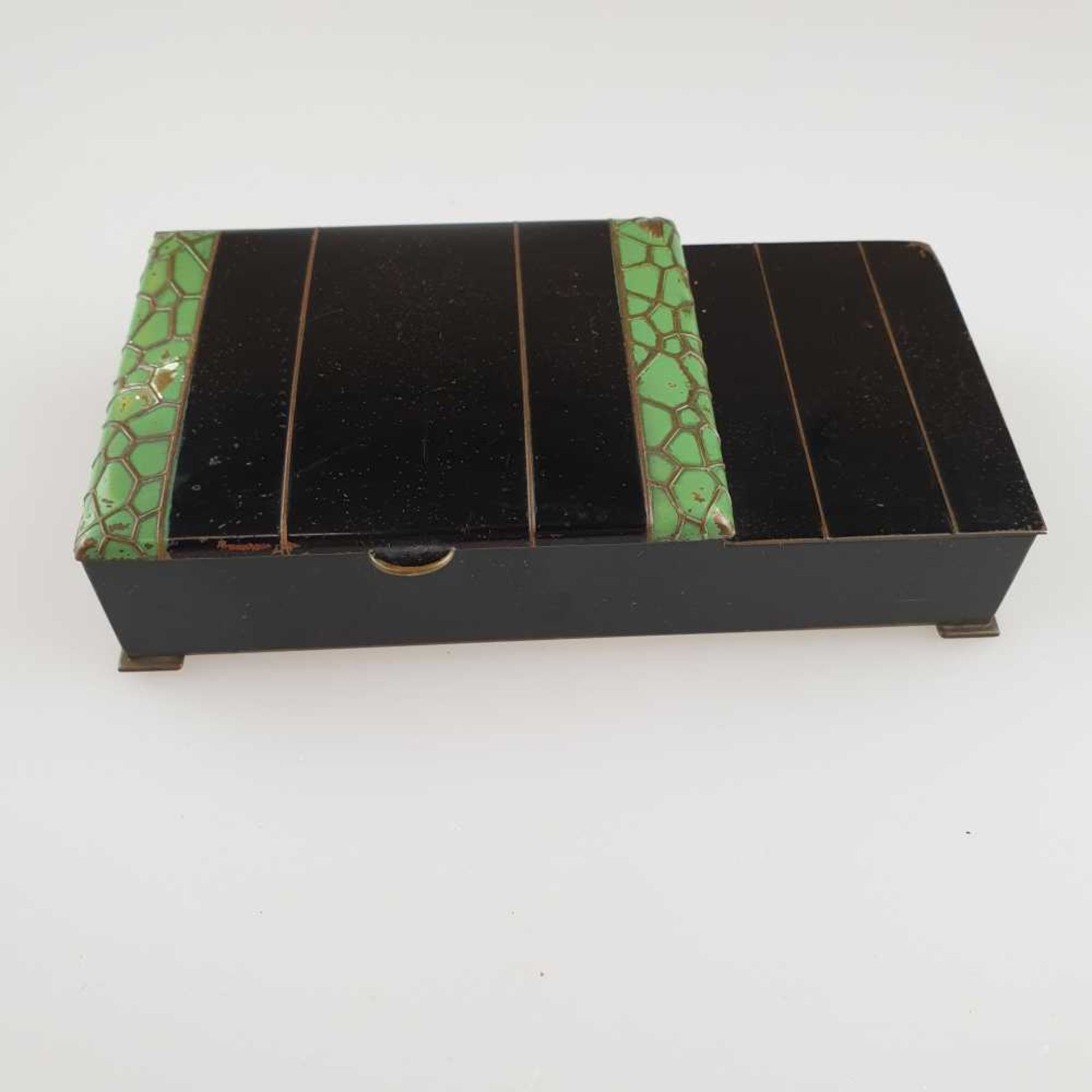 Raucher-Set - Blechgehäuse auf vier Plattfüßen, schwarz/grün lackiert, 2 Scharnierdeckel, 1