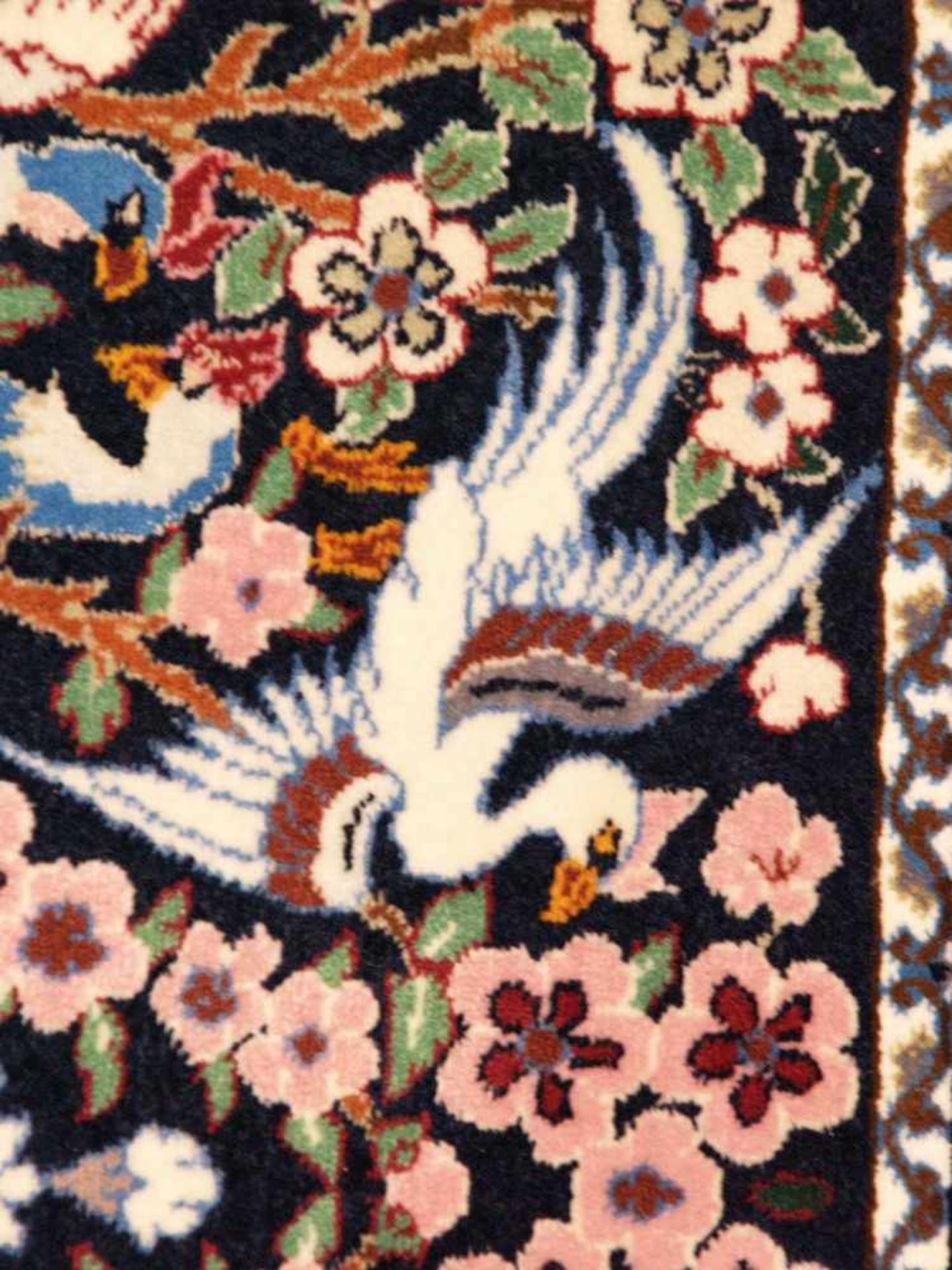 Orientteppich - Wolle und Seide, blaugrundig, zentrale florale Kartusche, gerahmt von Vögeln, - Bild 6 aus 11