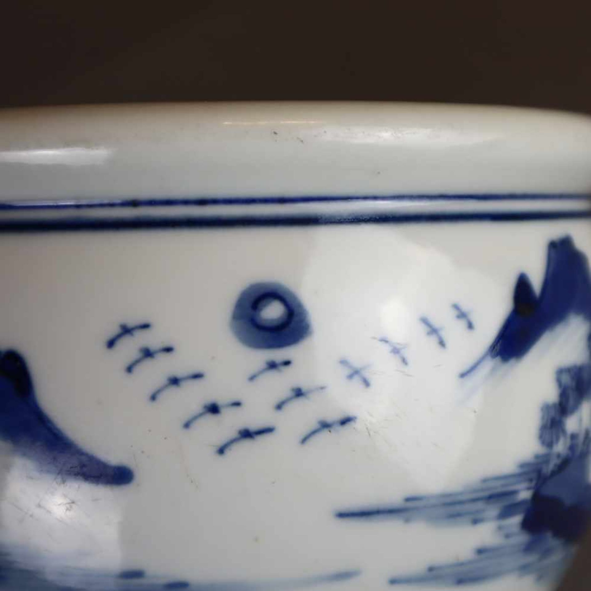 Kleiner Cachepot - China, Porzellan mit Shan-Shui-Landschaft in Unterglasurblau, eingezogene - Bild 5 aus 7