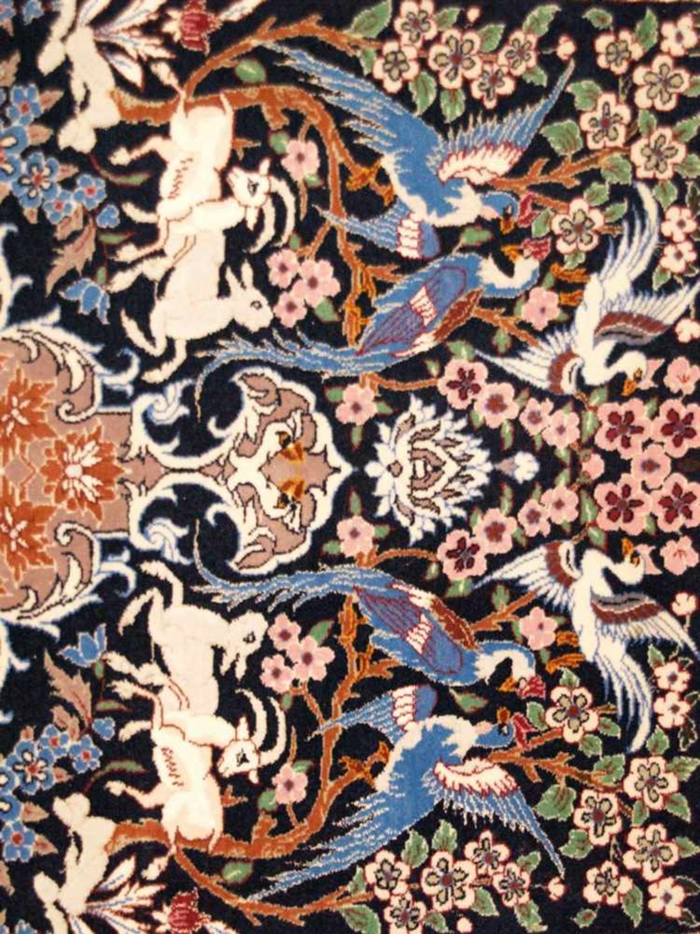Orientteppich - Wolle und Seide, blaugrundig, zentrale florale Kartusche, gerahmt von Vögeln, - Bild 3 aus 11