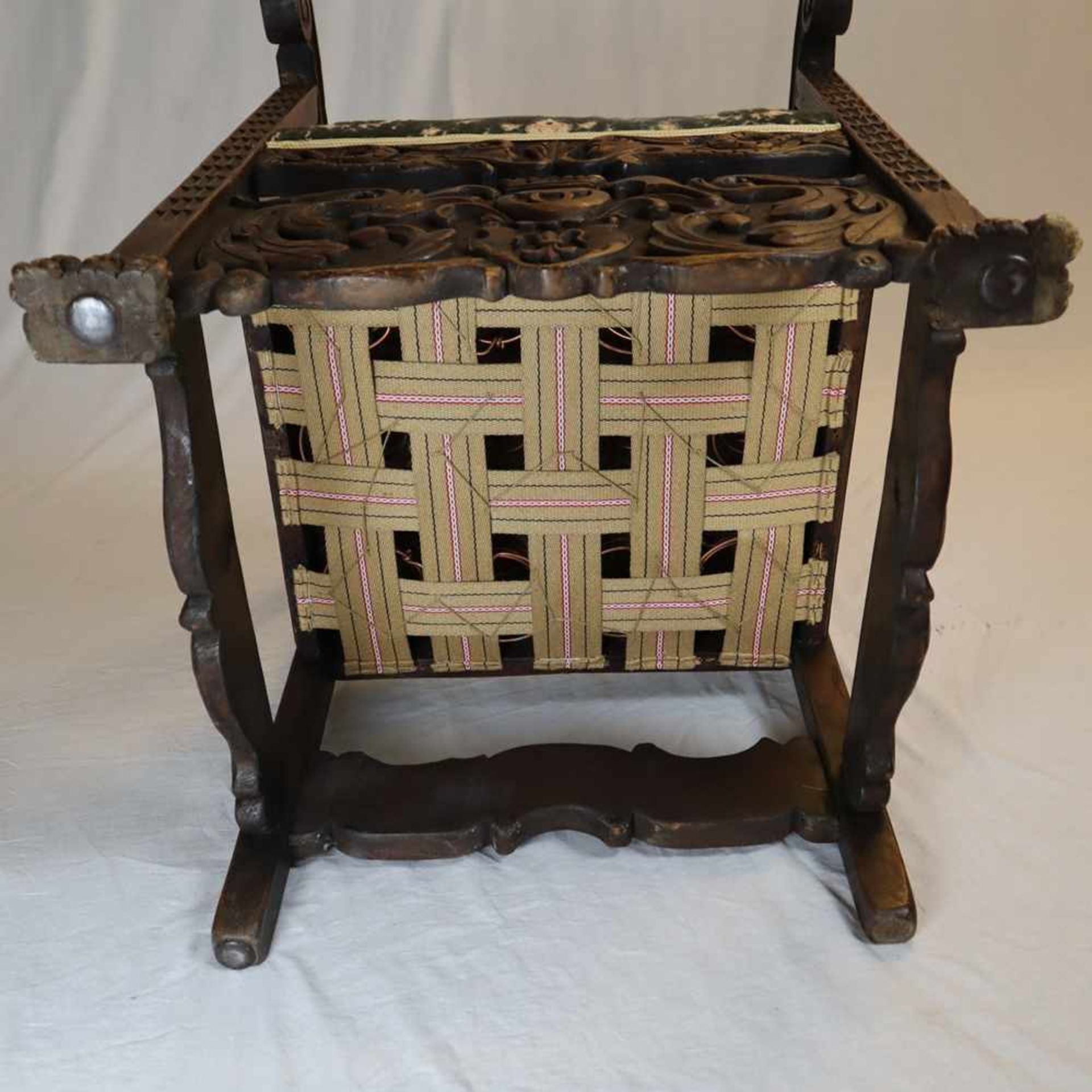 Abtsessel - historistischer Armlehnstuhl, Holz, reich beschnitzt mit Fabeltieren, Rankenwerk sowie - Bild 14 aus 15