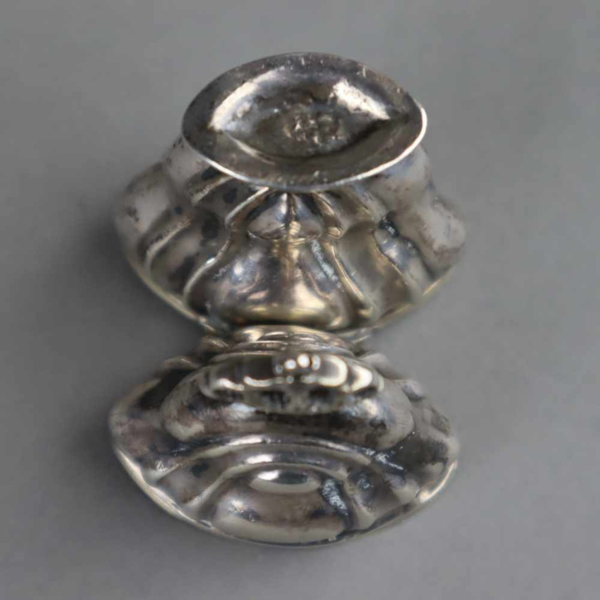 Silberhülle für Flakon - auf ovalem Stand geschweifter, godronierter Korpus mit Krone als Abschluss, - Bild 4 aus 4