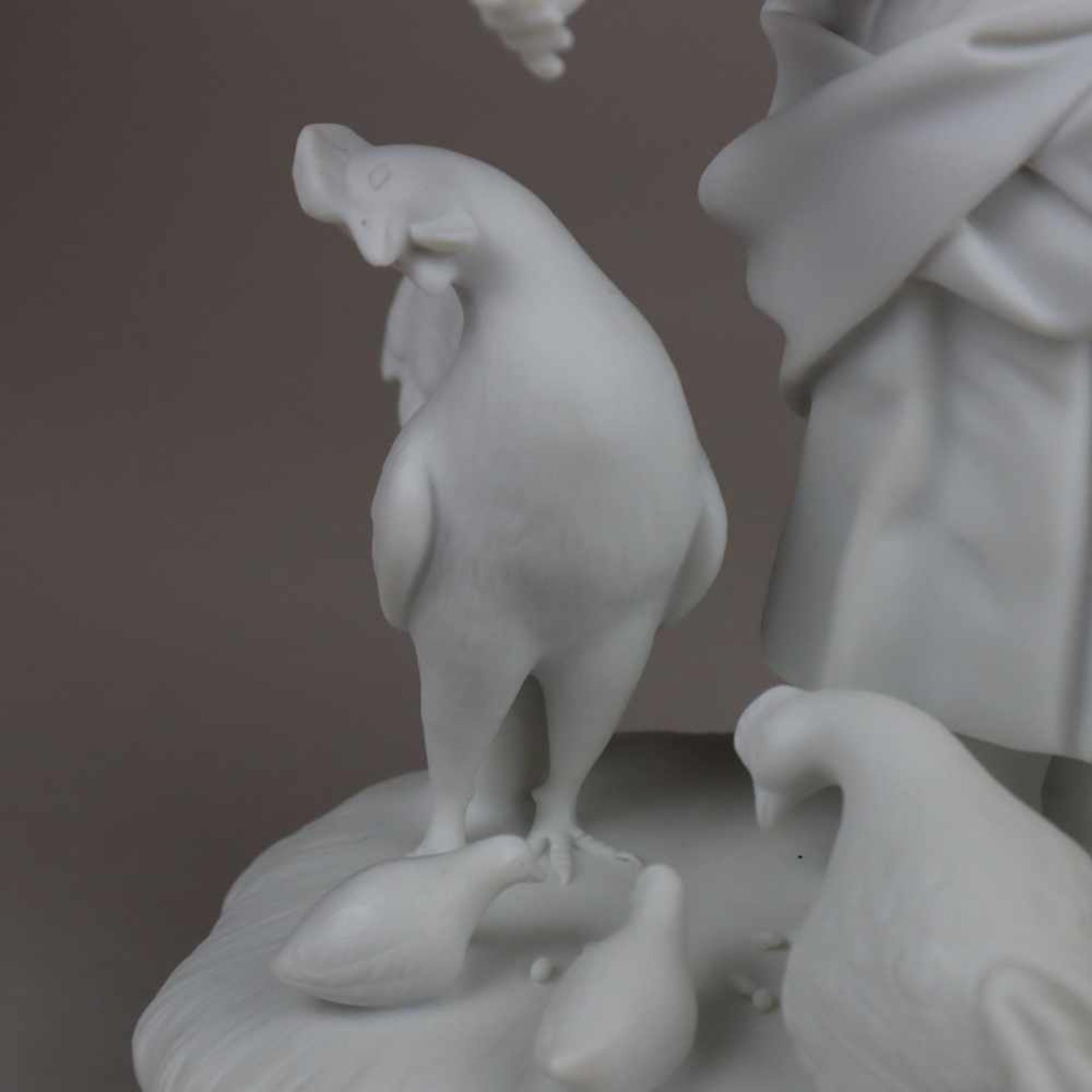 Porzellanfigur "Hühner fütterndes Mädchen" - Hoechst, blaue Radmarke, 20.Jh., Biskuitporzellan, - Bild 4 aus 8