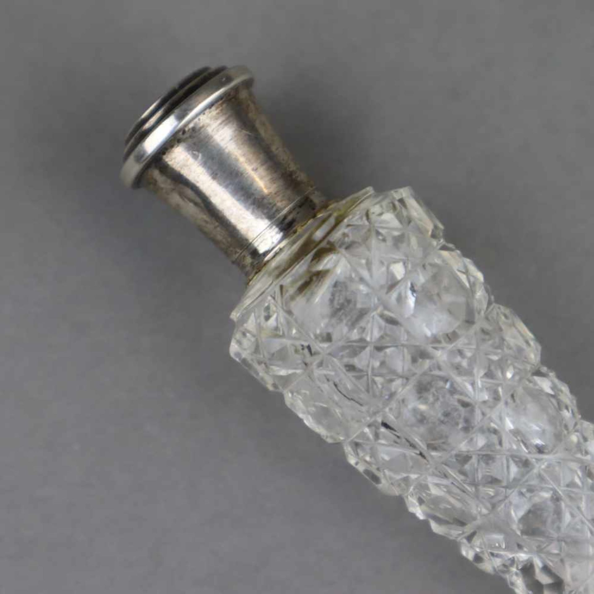 Glas-Flakon - farbloser Kristallglaskorpus, konische Form, handgeschliffenes geometrisches Muster, - Bild 3 aus 4