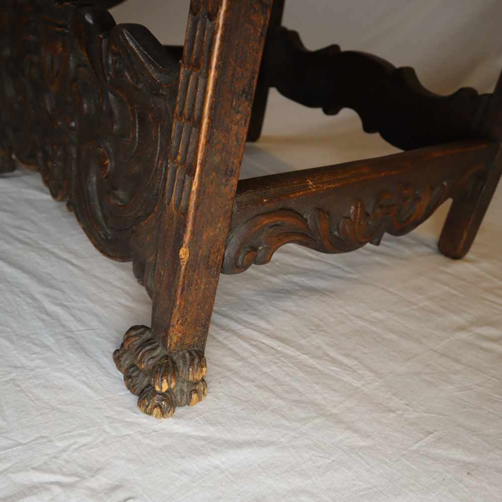 Abtsessel - historistischer Armlehnstuhl, Holz, reich beschnitzt mit Fabeltieren, Rankenwerk sowie - Bild 12 aus 15