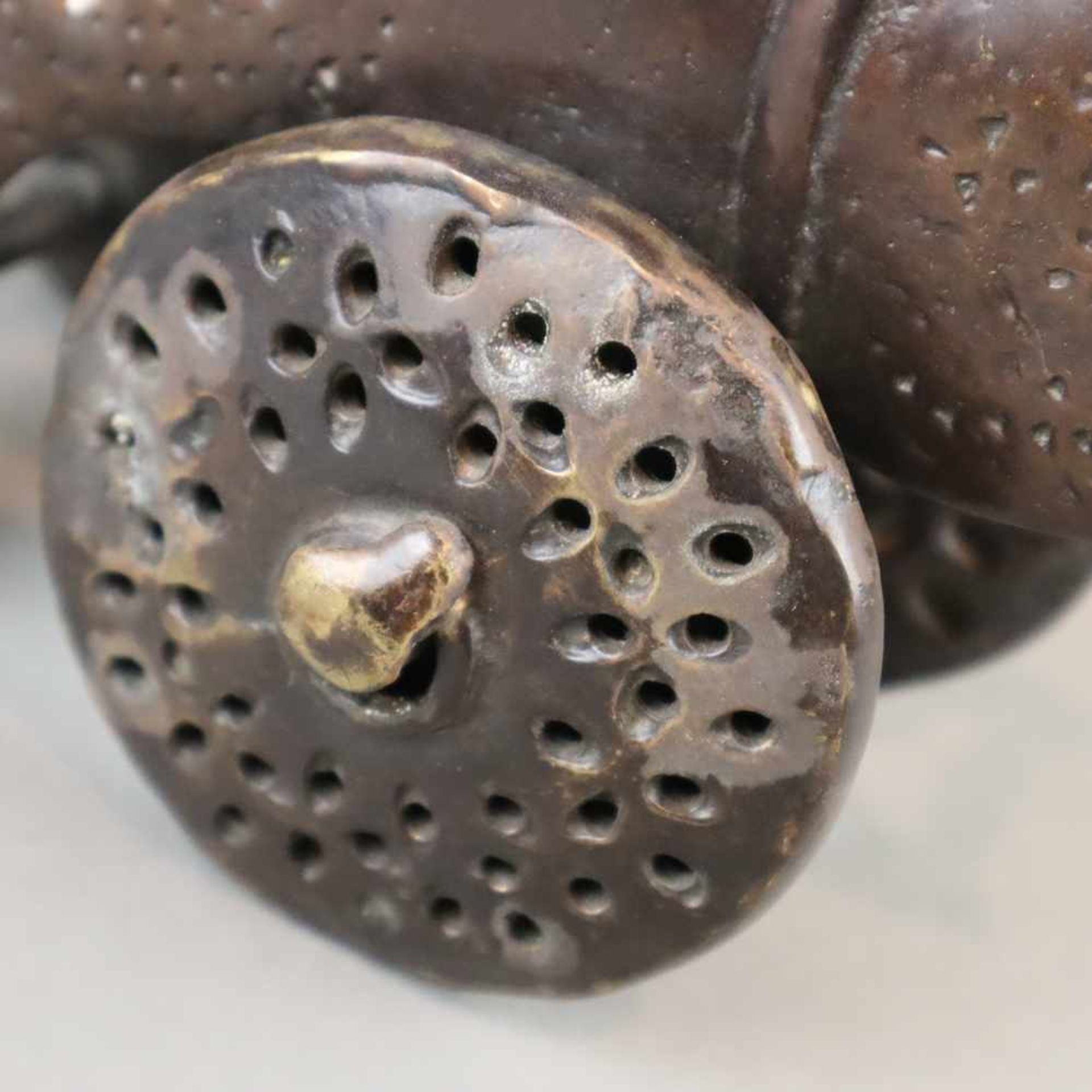 Kleine Kanone - Bronze-Modell, bewegliches Rohr auf Räderlafette, H./L. ca.15/20cm, braune und - Bild 4 aus 5