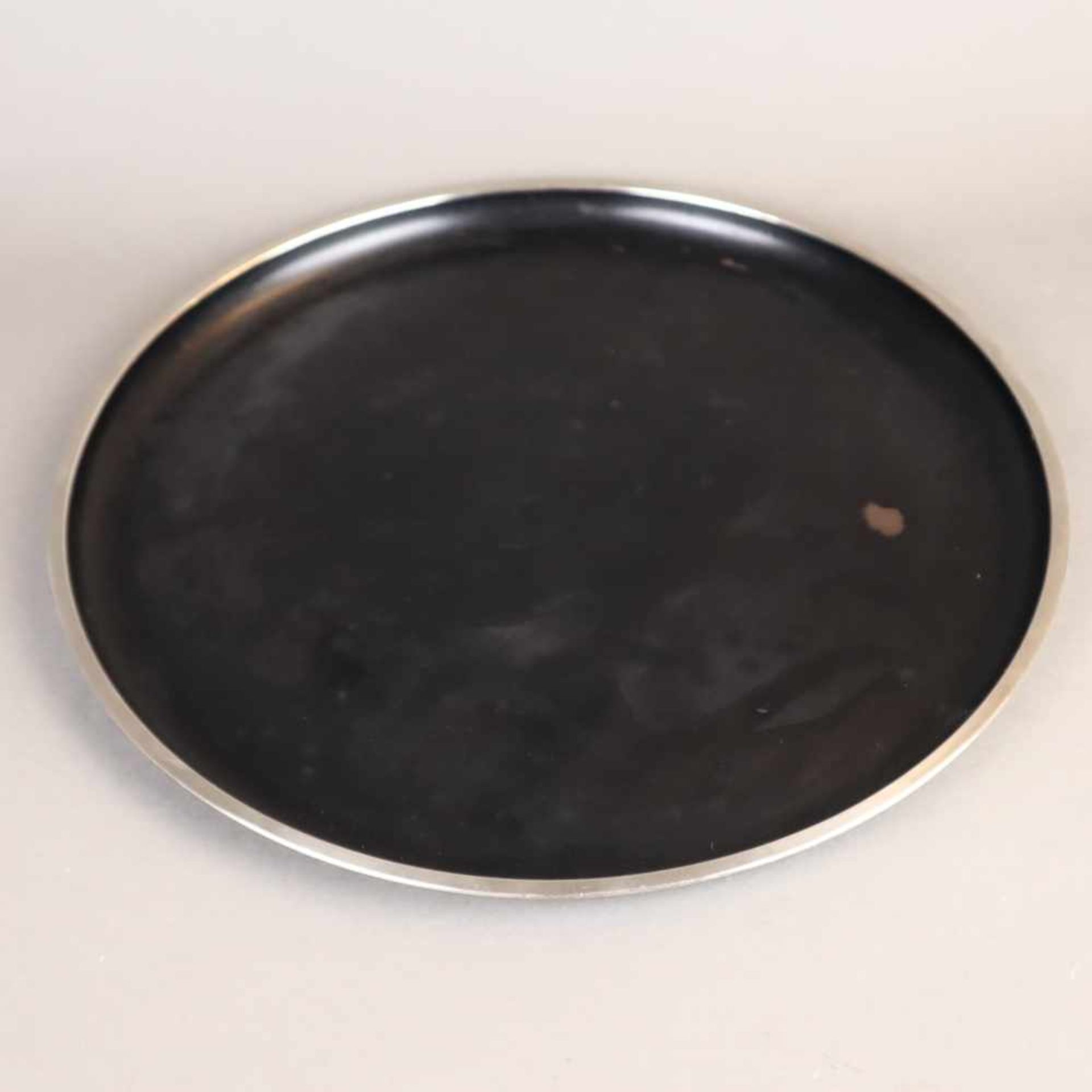Metalltablett - Ruppelwerke, Gotha, Entwurf Marianna Brandt, rundes schwarzes Metall-Tablett mit