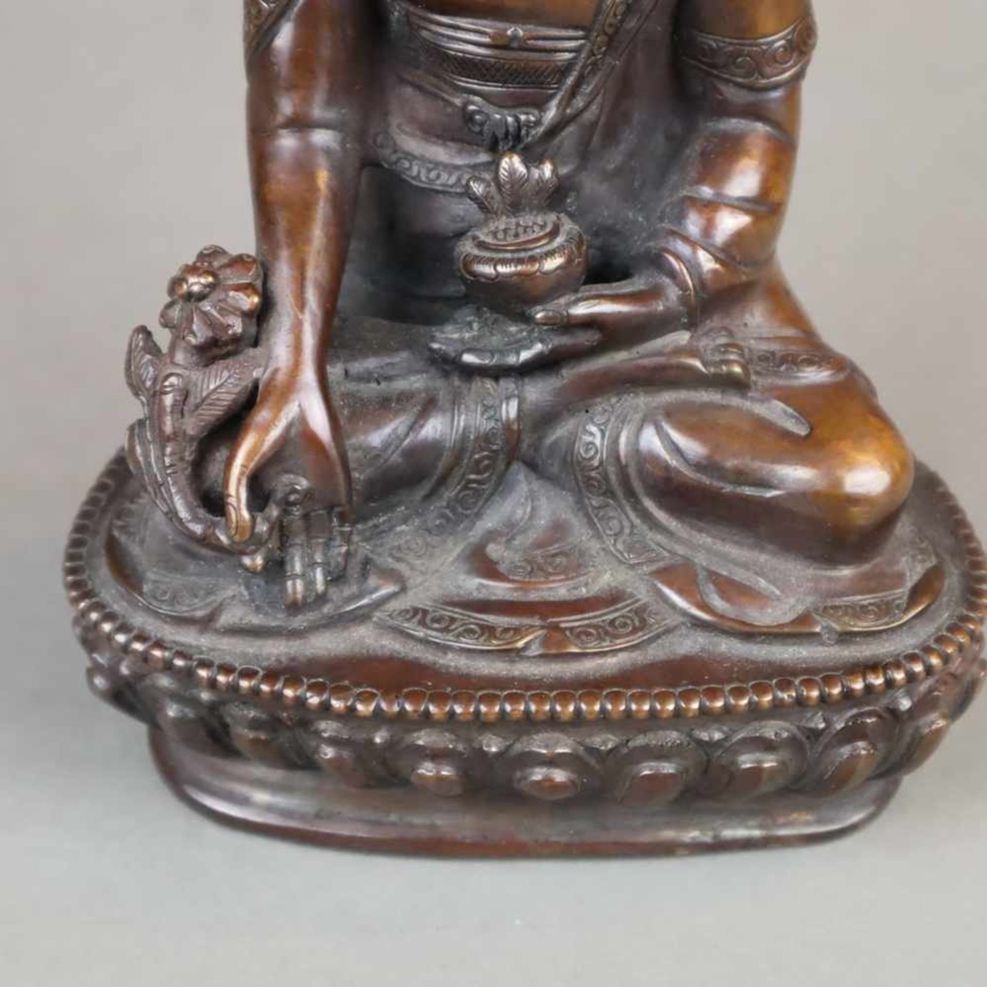 Der Medizin-Buddha Bhaisajyaguru - China, Kupferbronze, im Meditationssitz auf einem einfachen - Bild 6 aus 8