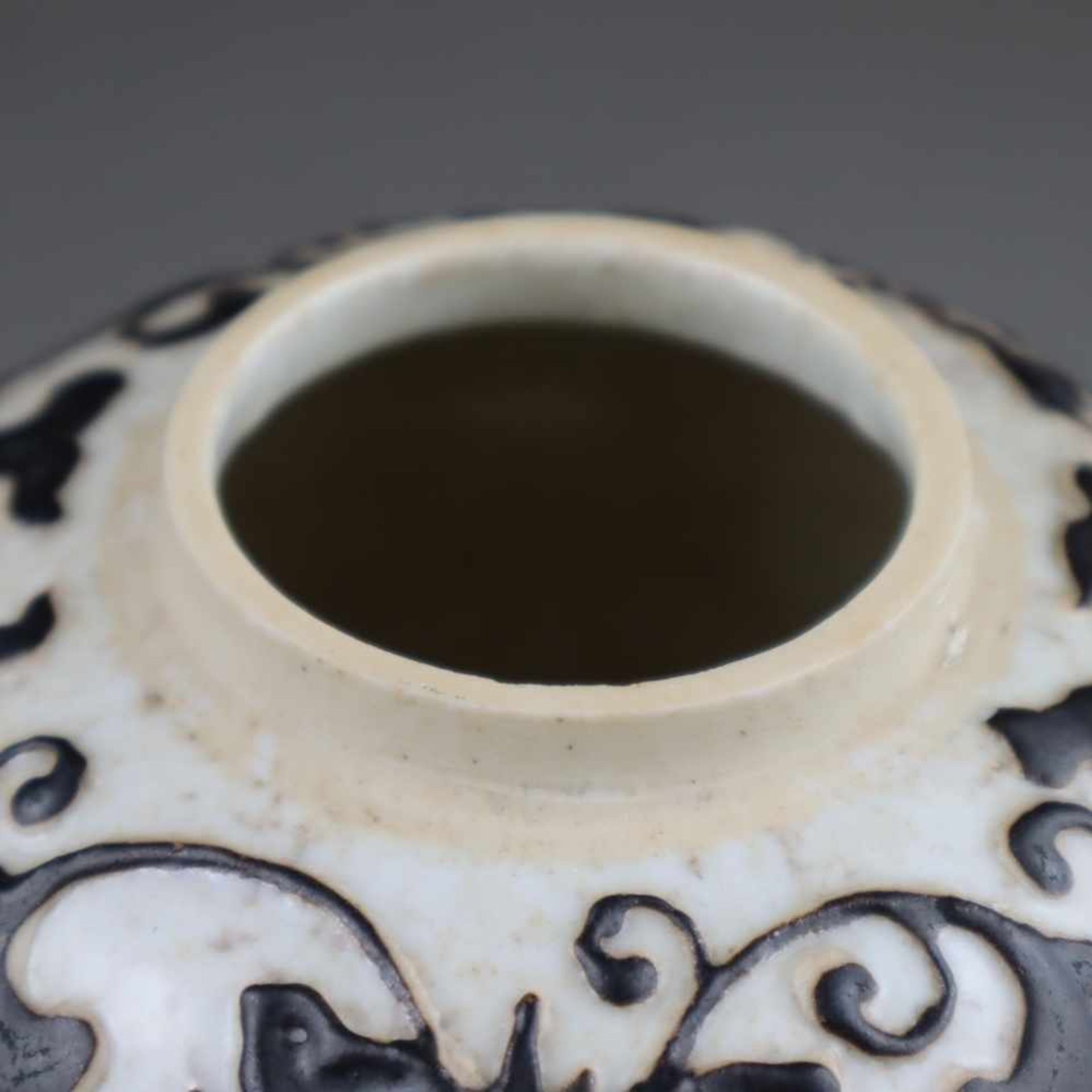 Shoulder pot - China, porcelain with relief lotus decoration, brown glazed, H.ca. - Bild 2 aus 6
