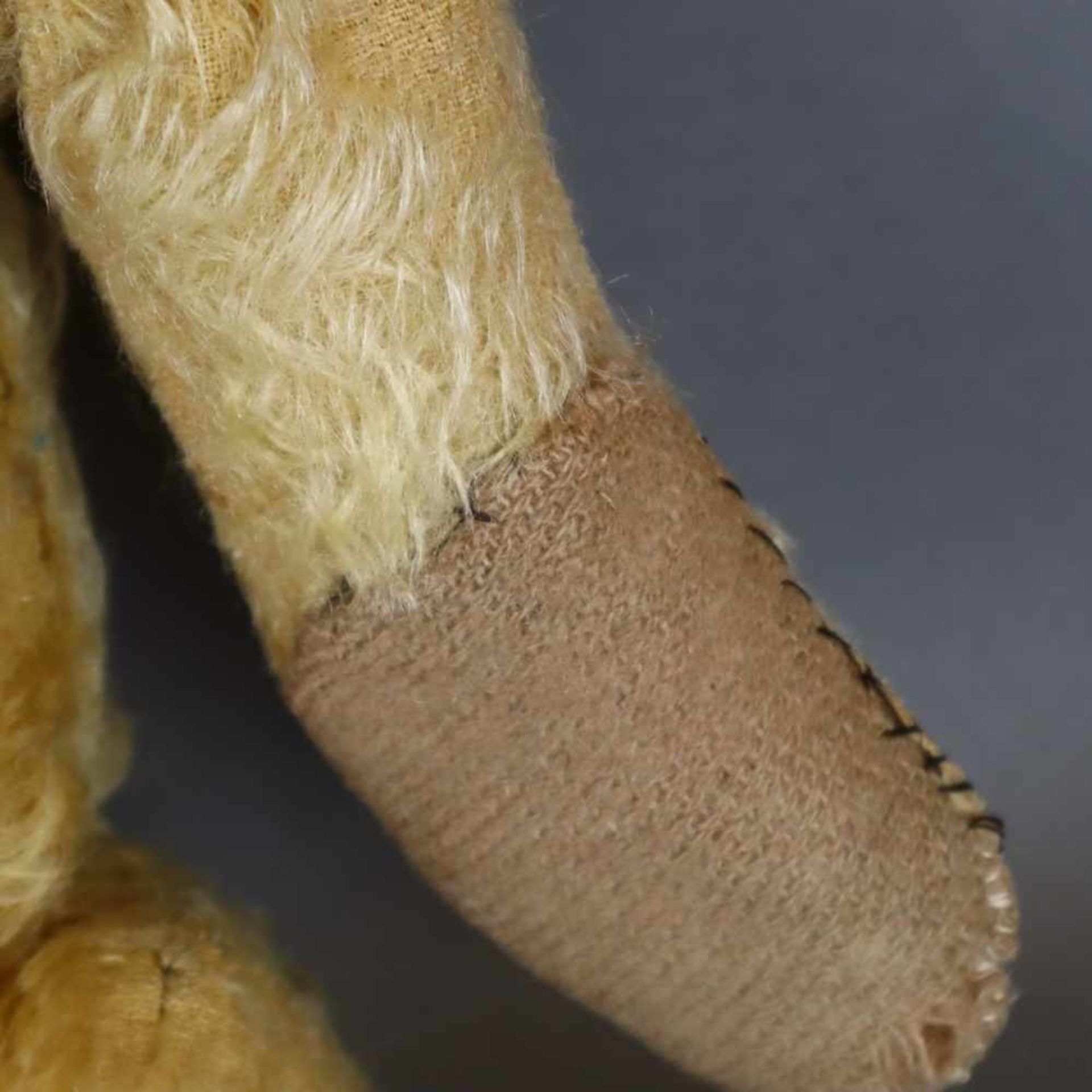 Alter Teddybär Steiff - Knopf mit langgezogenem "f", Mohair blond, lange Arme und Buckel, 5-fach - Bild 4 aus 10