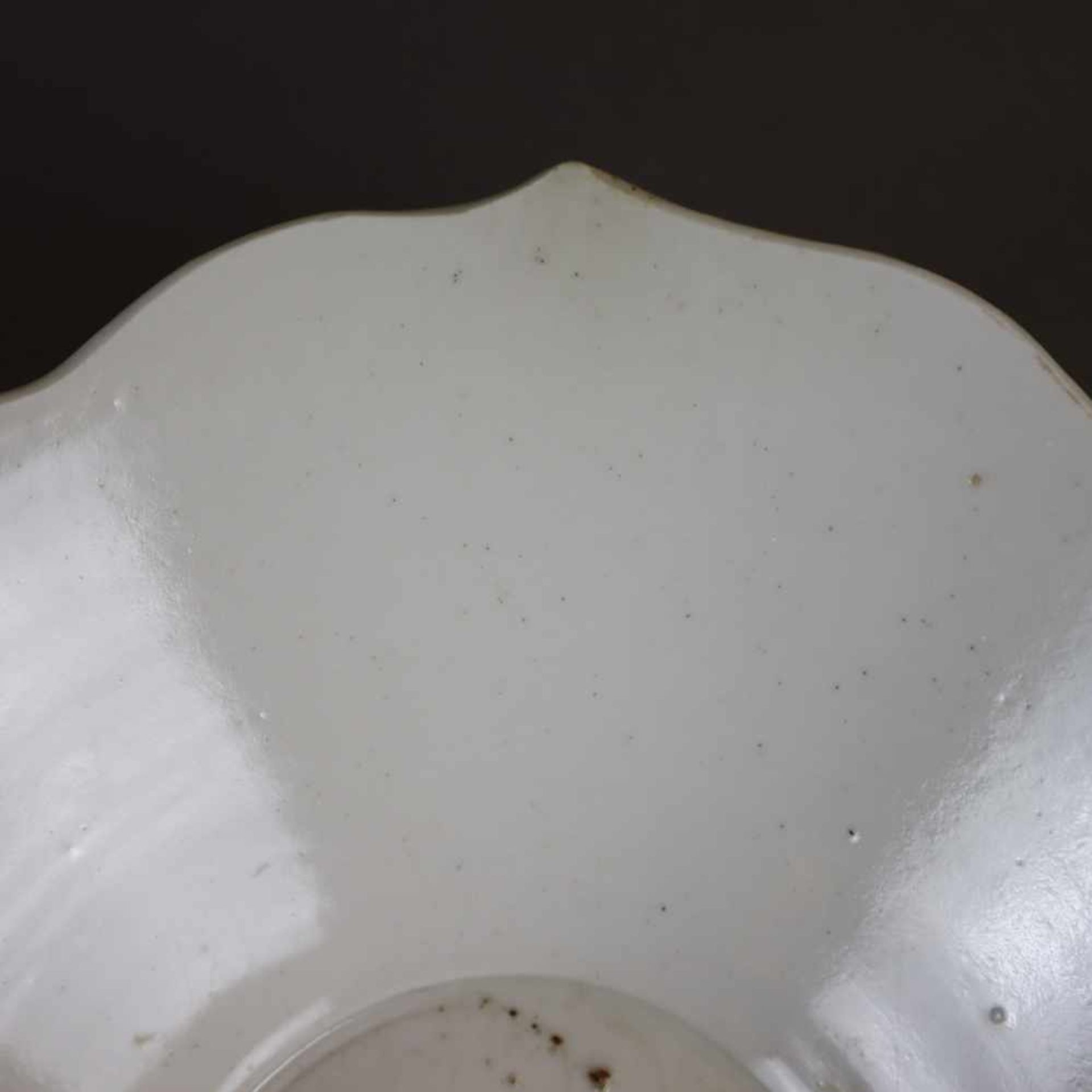 A Dingyao Flower-Shaped Bowl - China, Liao-Dynastie, off white glaze, appr.25 cm diam., age and use遼 - Bild 2 aus 7
