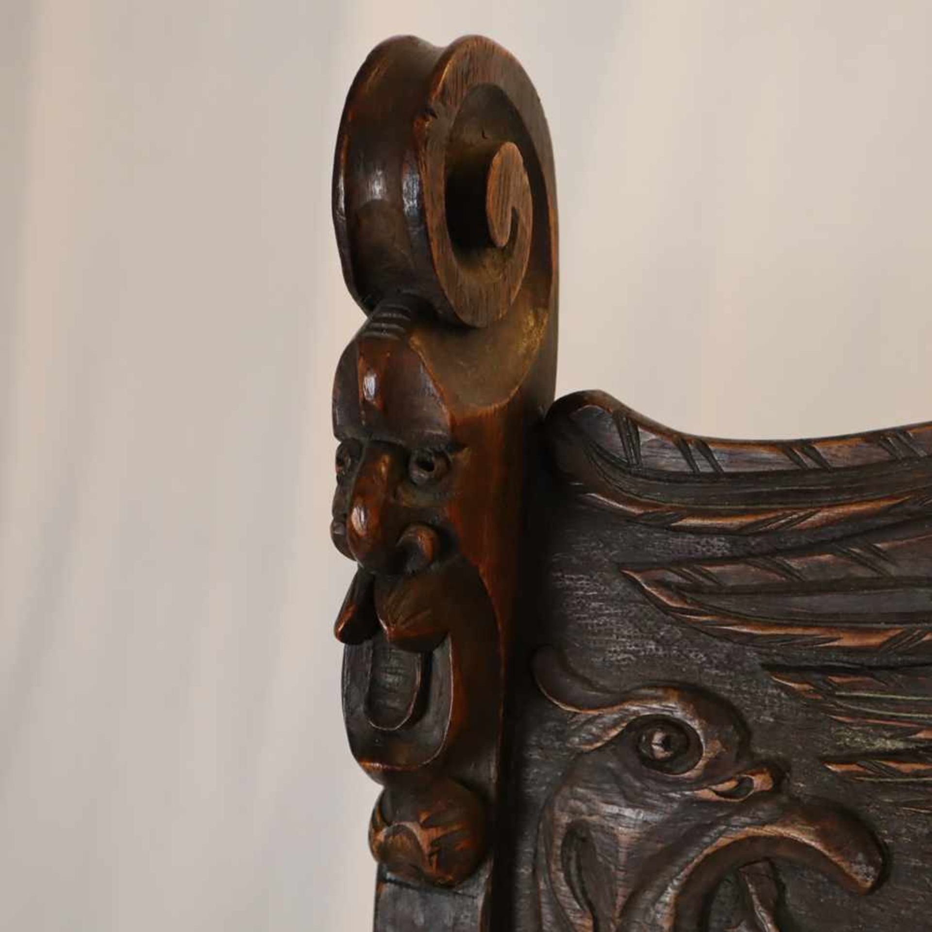 Abtsessel - historistischer Armlehnstuhl, Holz, reich beschnitzt mit Fabeltieren, Rankenwerk sowie - Bild 3 aus 15