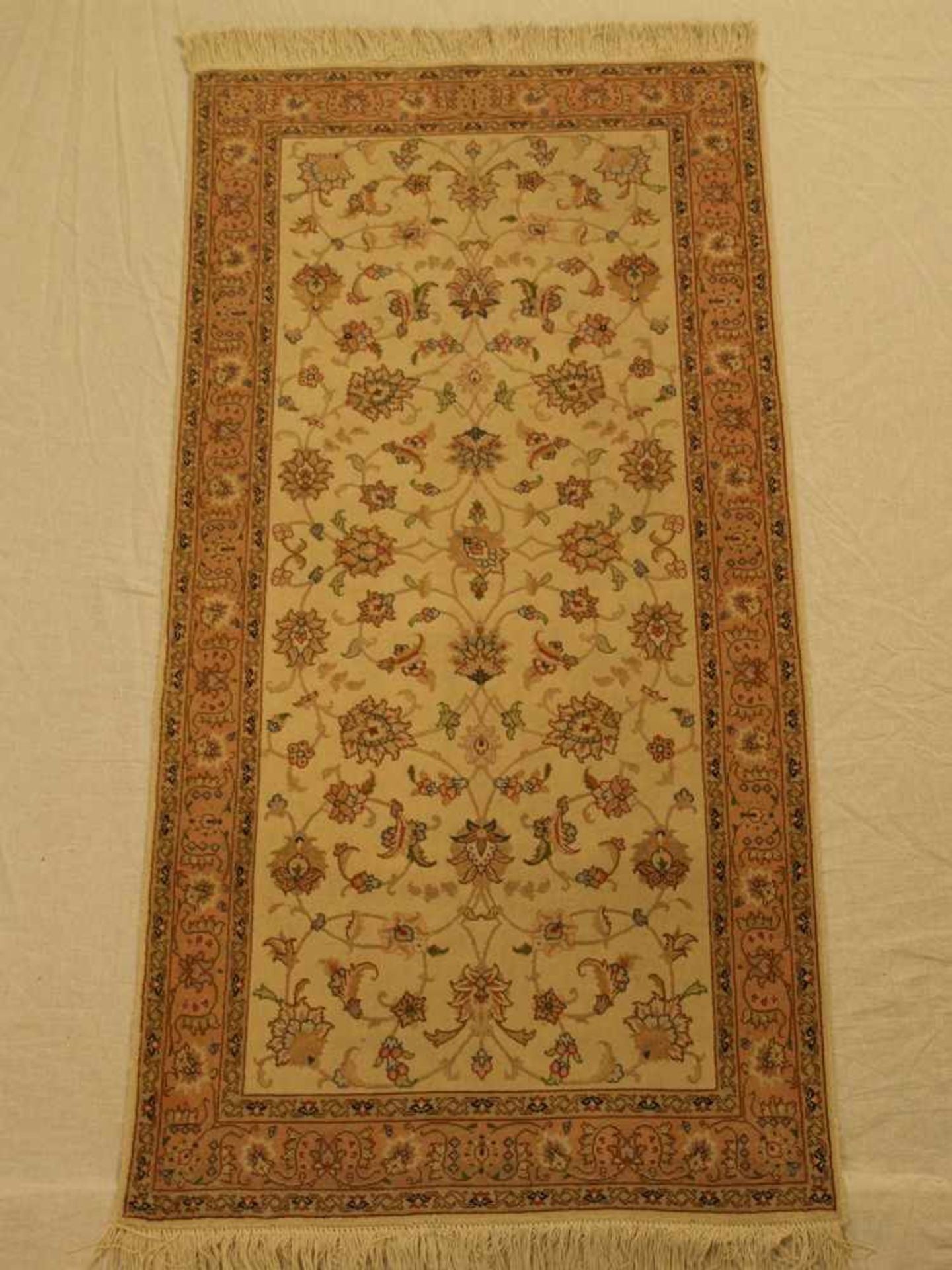 Täbriz - Iran, Wolle mit Seide,großes Zentralmedaillon mit zartem floralem Muster, ca.161x80cm,anbei