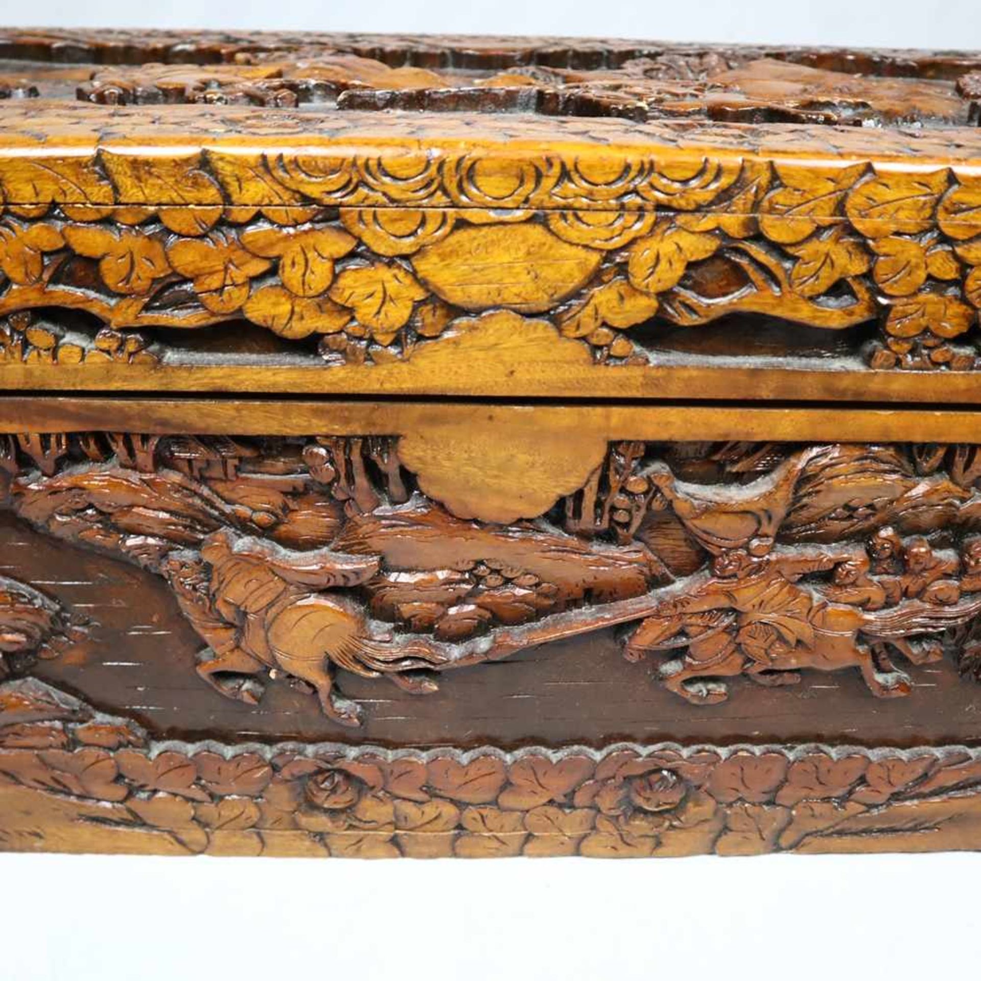 Kleine Truhe - China, Sandelholz, rechteckige Form mit Scharnierdeckel, ringsum reliefartige - Bild 7 aus 14