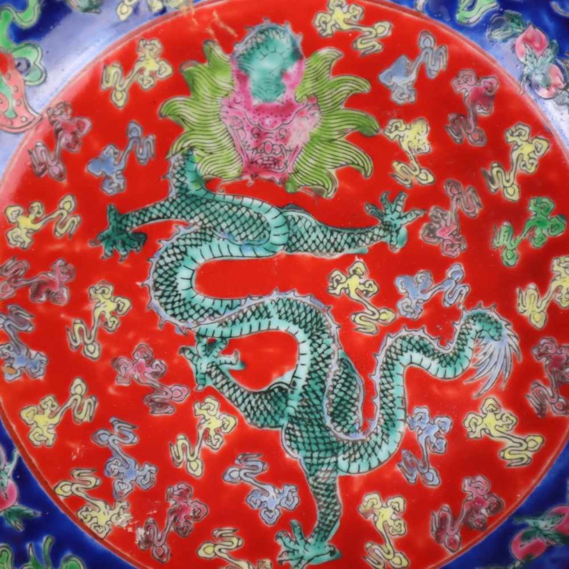 Schale mit Drachenmotiven - China, 20.Jh., Porzellan mit polychromen Emailfarben, im Zentrum ein - Bild 2 aus 7