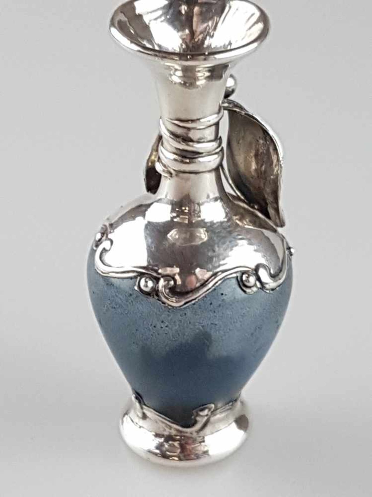 Kleine Vase - blaues Glas mit Silbermontierung, plastischer floraler Dekor, H.ca.9,5cm, Gew.ca. - Bild 4 aus 5