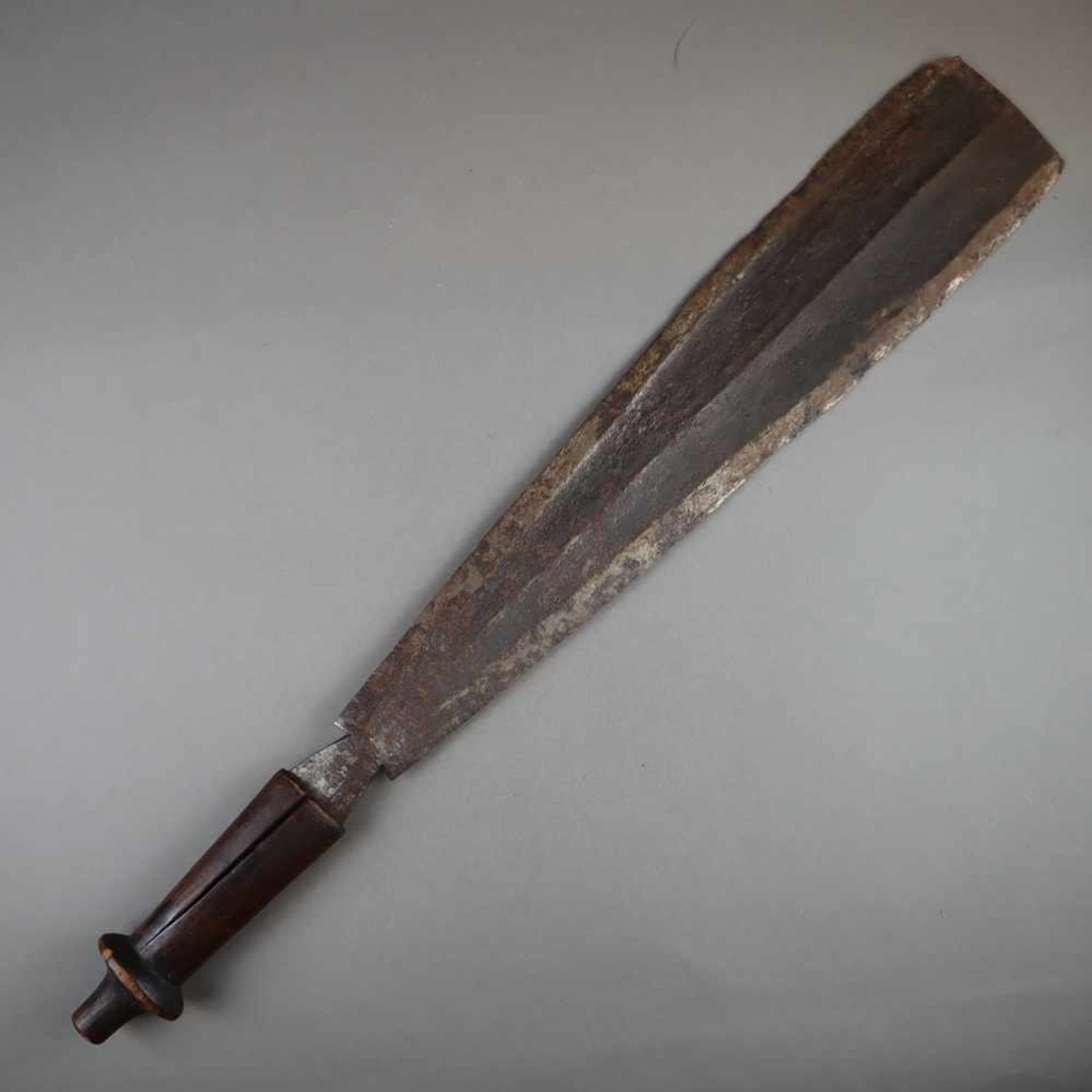Machete - beidseitig flach gegratete Klinge, teils korrodiert, Holzgriff, L.ca.56,5cm- - -18.50 %