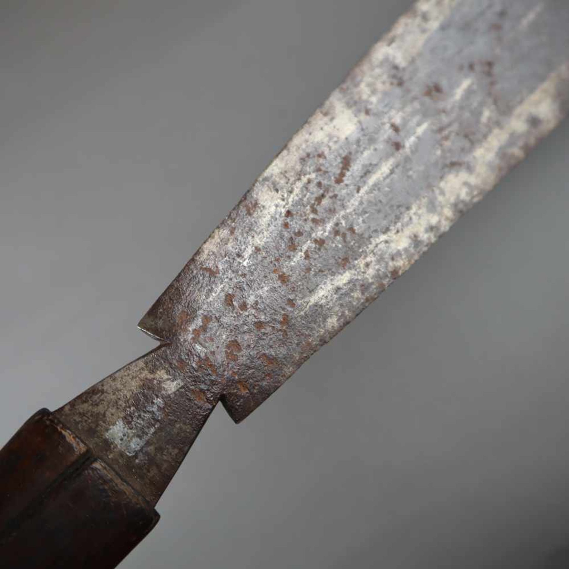 Machete - beidseitig flach gegratete Klinge, teils korrodiert, Holzgriff, L.ca.56,5cm- - -18.50 % - Bild 3 aus 4