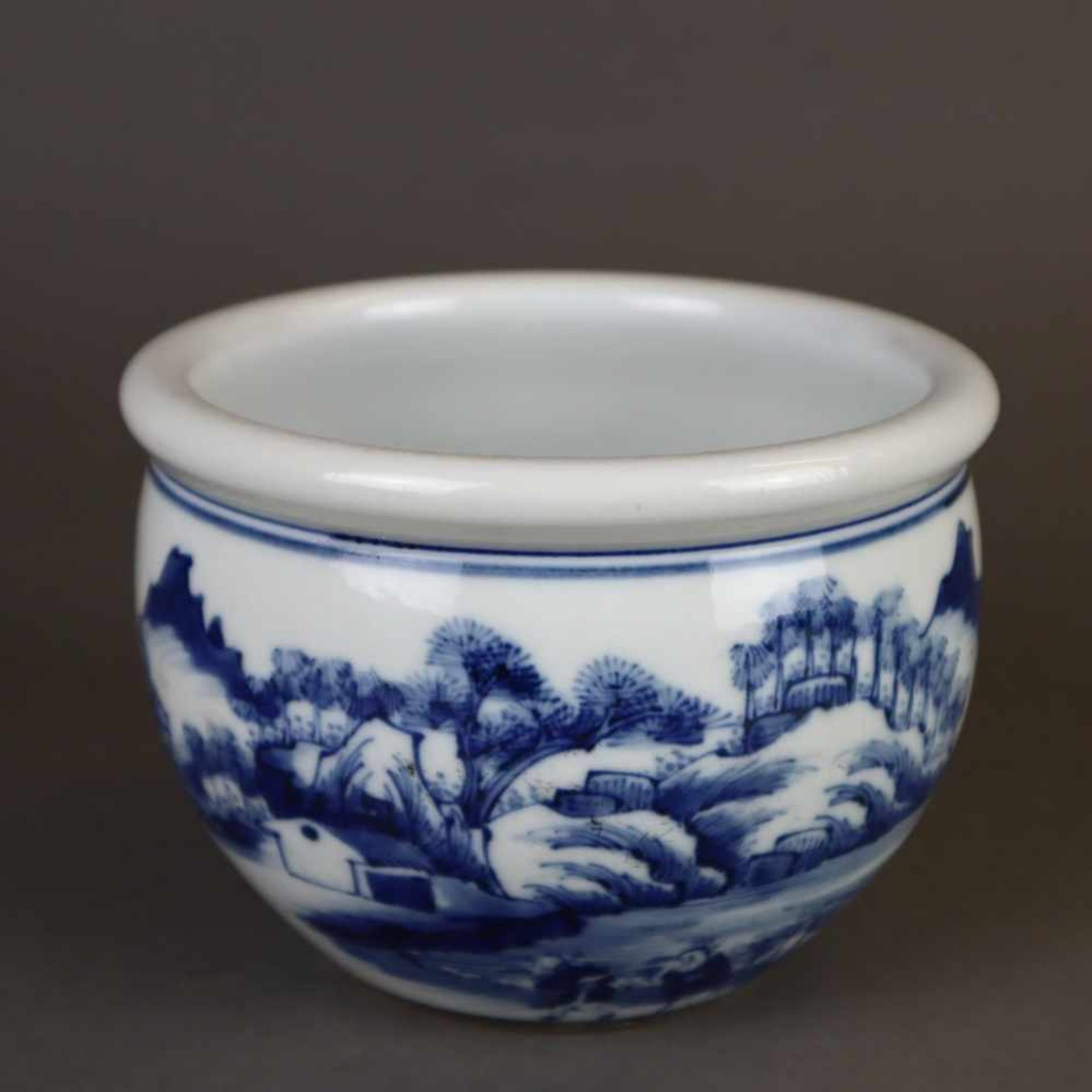Kleiner Cachepot - China, Porzellan mit Shan-Shui-Landschaft in Unterglasurblau, eingezogene