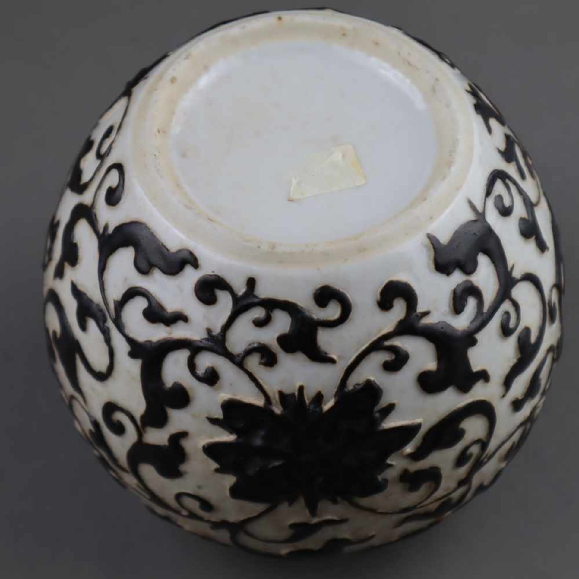 Shoulder pot - China, porcelain with relief lotus decoration, brown glazed, H.ca. - Bild 6 aus 6