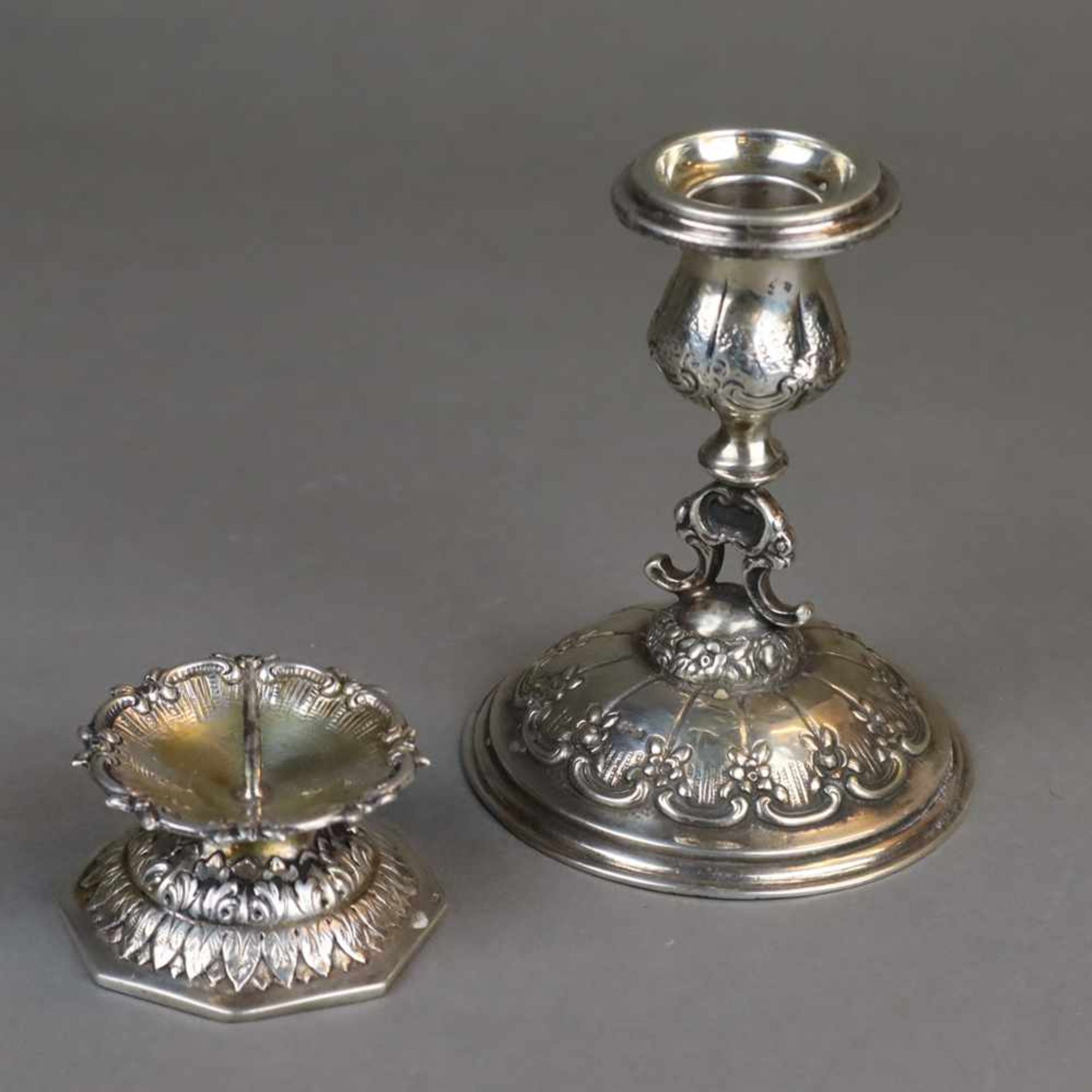 Zwei Kerzenhalter - 800er Silber, 1x kleiner Kerzenhalter mit Kerzendorn, oktogonaler Stand mit