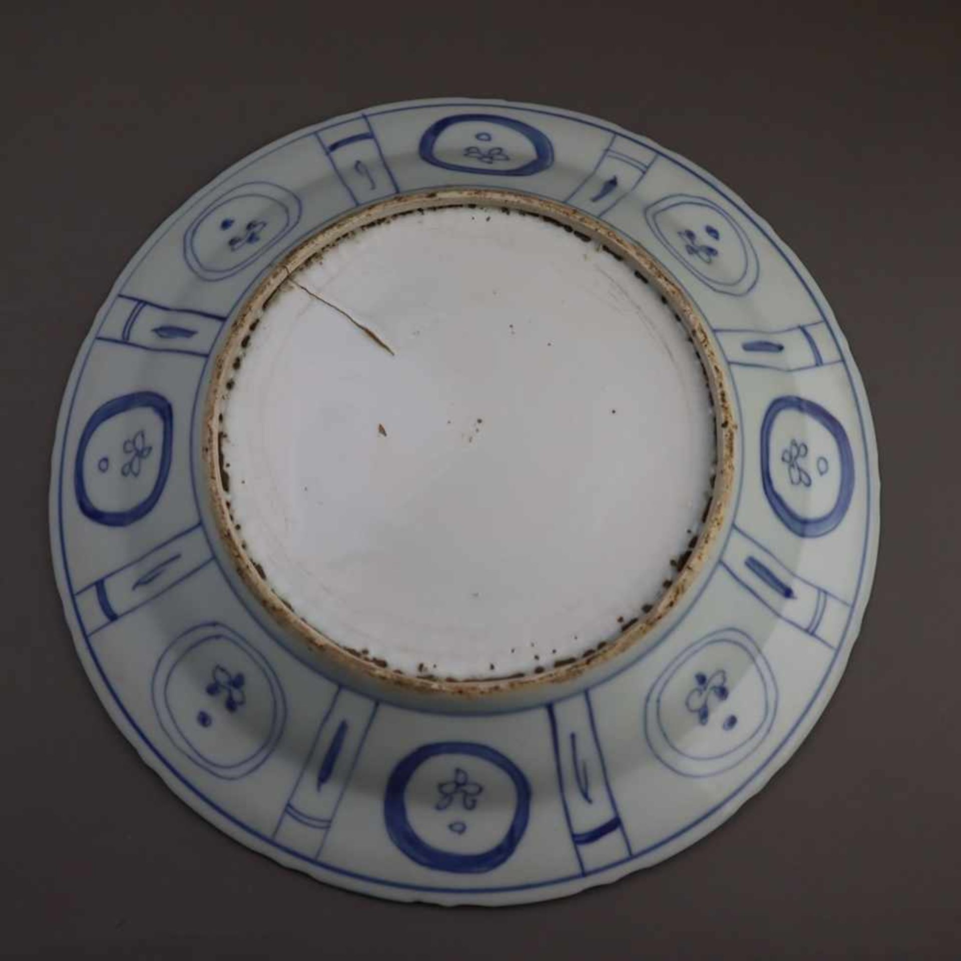 Blue and white plate - China, Qing dynasty, slightly waved round shape, porcelain lavishly painted - Bild 6 aus 6