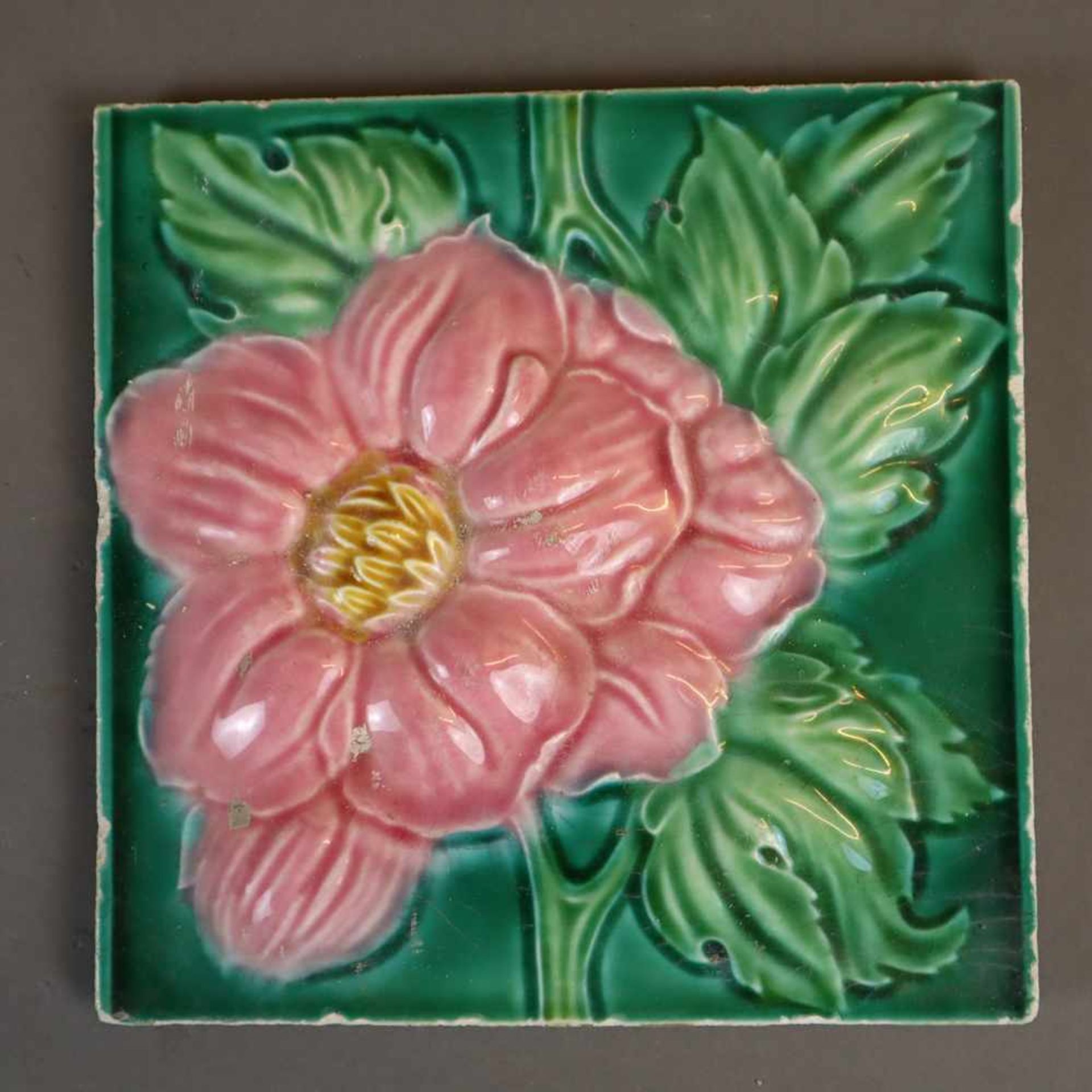 Konvolut Jugendstil-Kacheln - 4-tlg, Keramik, mit diversen floralen Motiven, Glasur krakeliert u. - Bild 4 aus 7