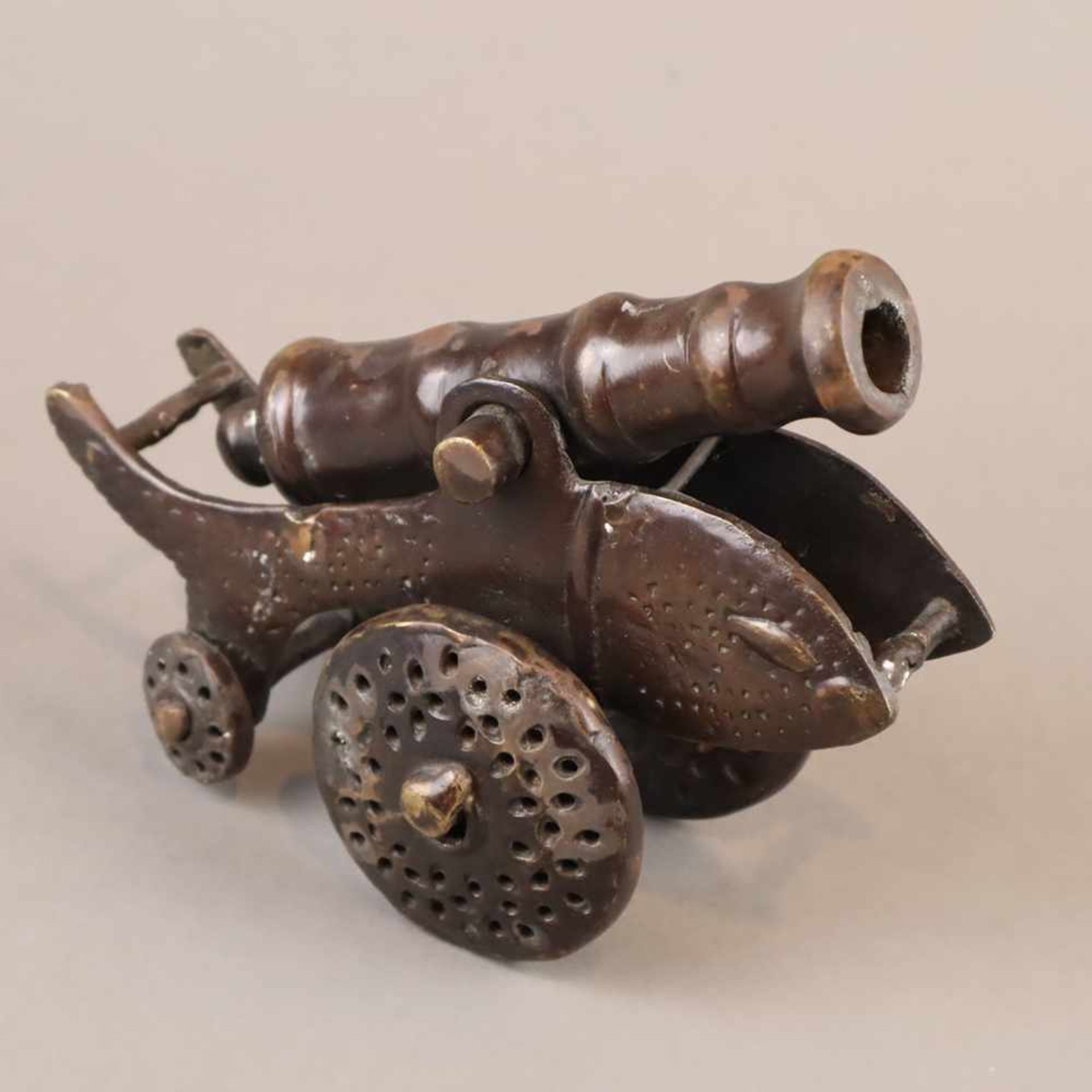 Kleine Kanone - Bronze-Modell, bewegliches Rohr auf Räderlafette, H./L. ca.15/20cm, braune und - Bild 2 aus 5