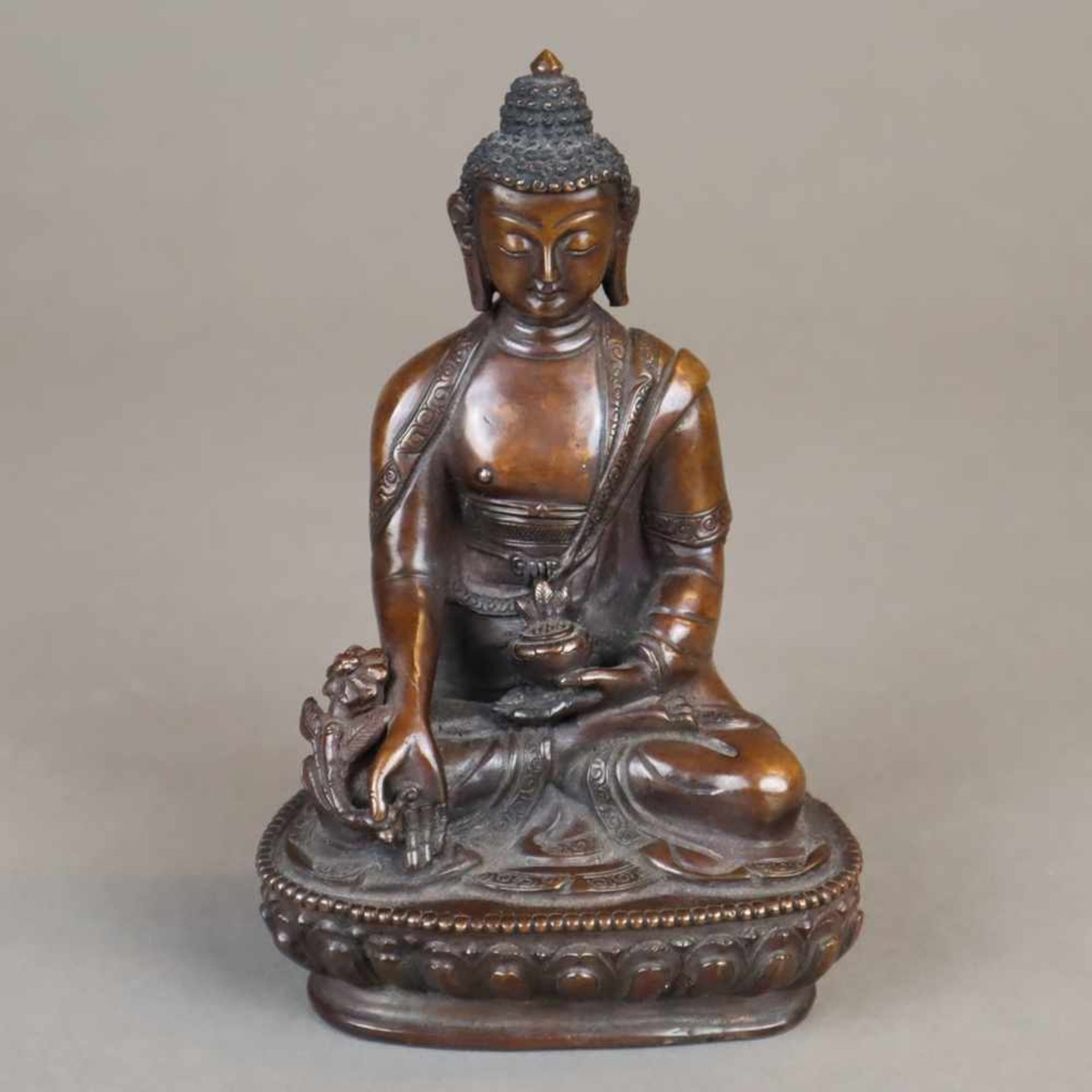 Der Medizin-Buddha Bhaisajyaguru - China, Kupferbronze, im Meditationssitz auf einem einfachen