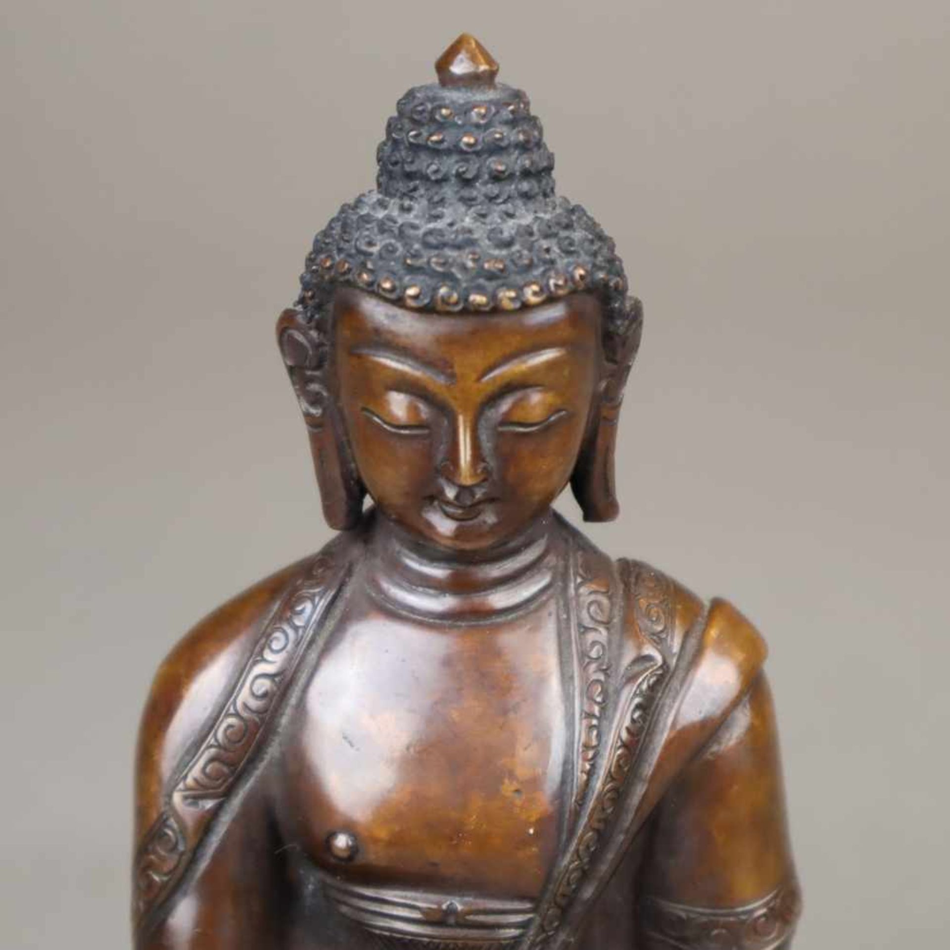 Der Medizin-Buddha Bhaisajyaguru - China, Kupferbronze, im Meditationssitz auf einem einfachen - Bild 5 aus 8