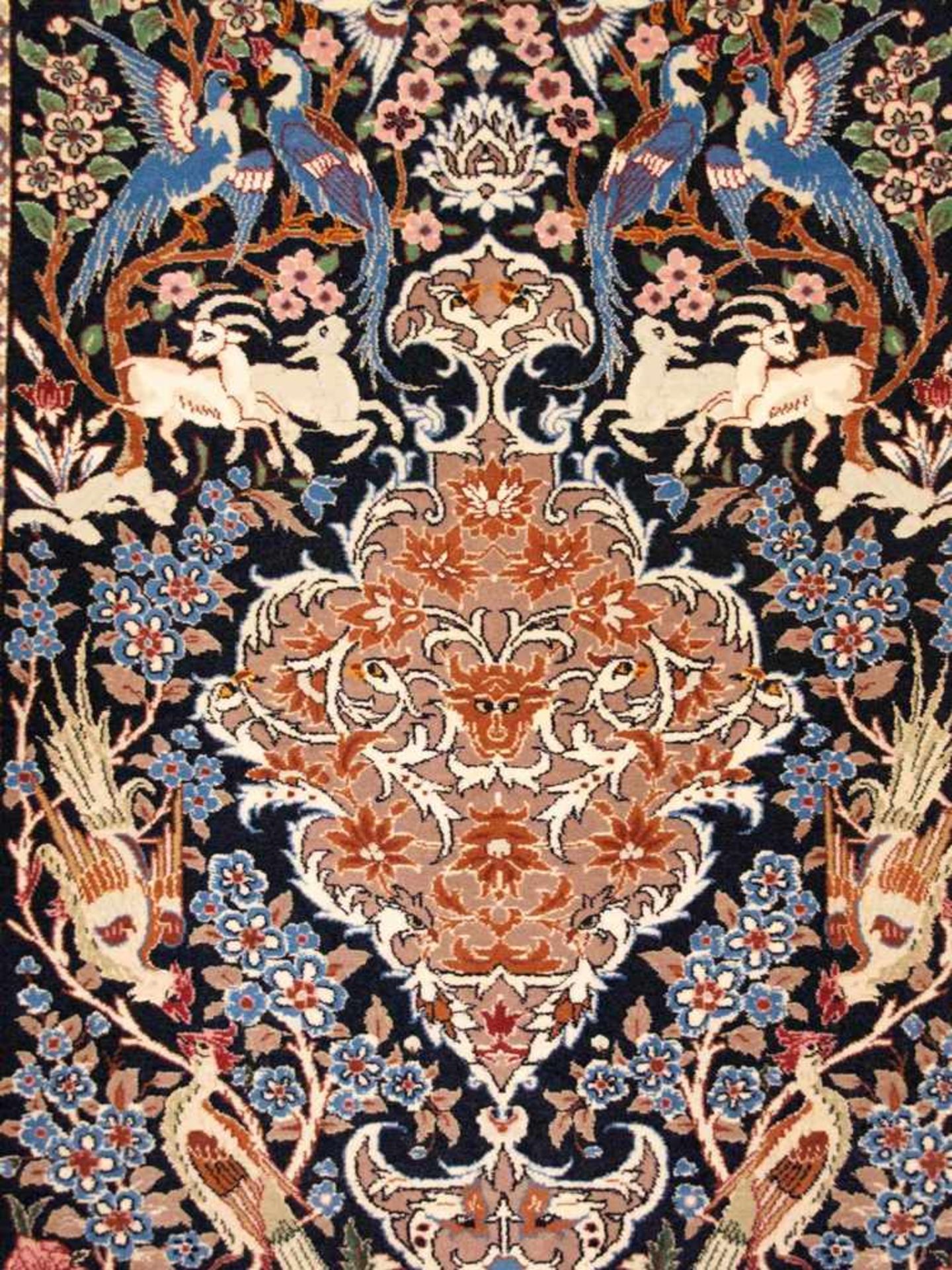 Orientteppich - Wolle und Seide, blaugrundig, zentrale florale Kartusche, gerahmt von Vögeln, - Bild 2 aus 11