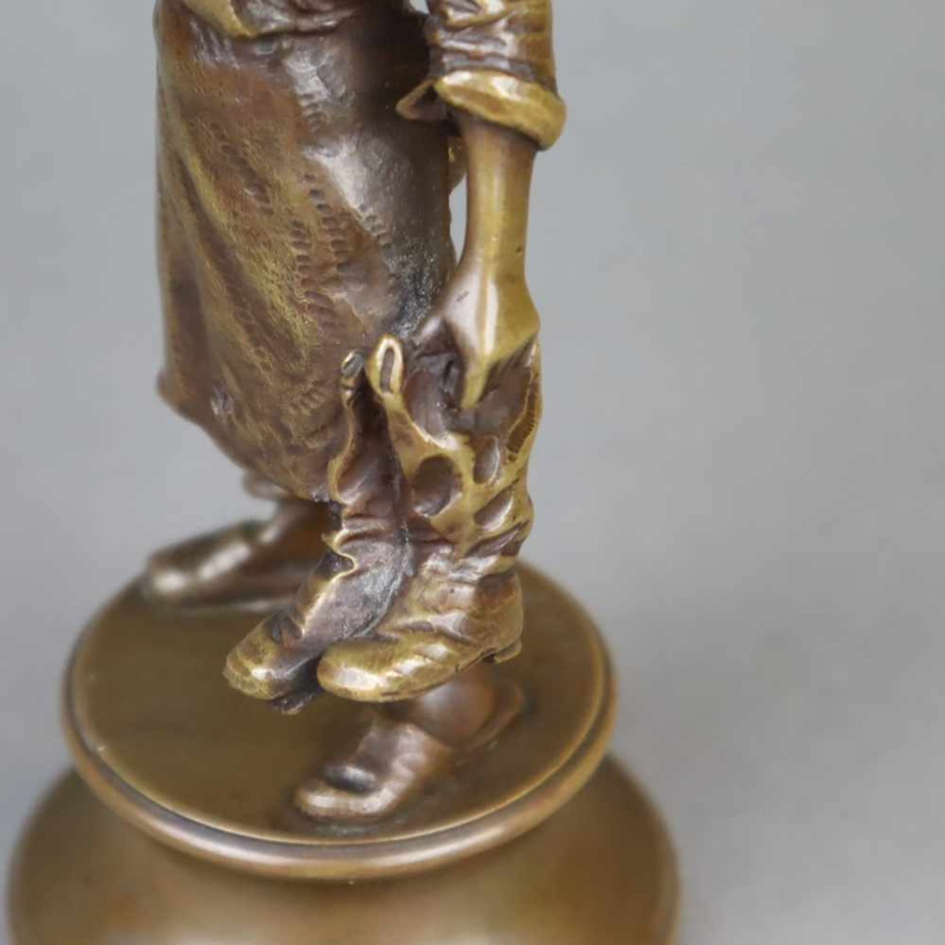 Kraft - Schusterjunge, Bronze, dunkelbraun patiniert, auf dem Sockel signiert und datiert "Kraft ( - Bild 4 aus 7