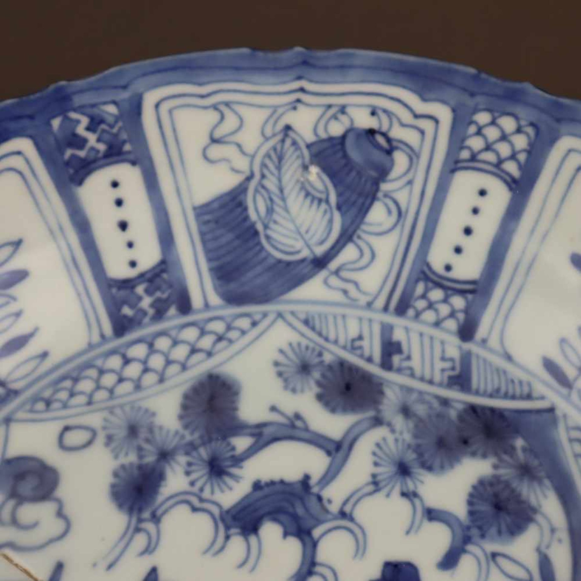 Blue and white plate - China, Qing dynasty, slightly waved round shape, porcelain lavishly painted - Bild 3 aus 6