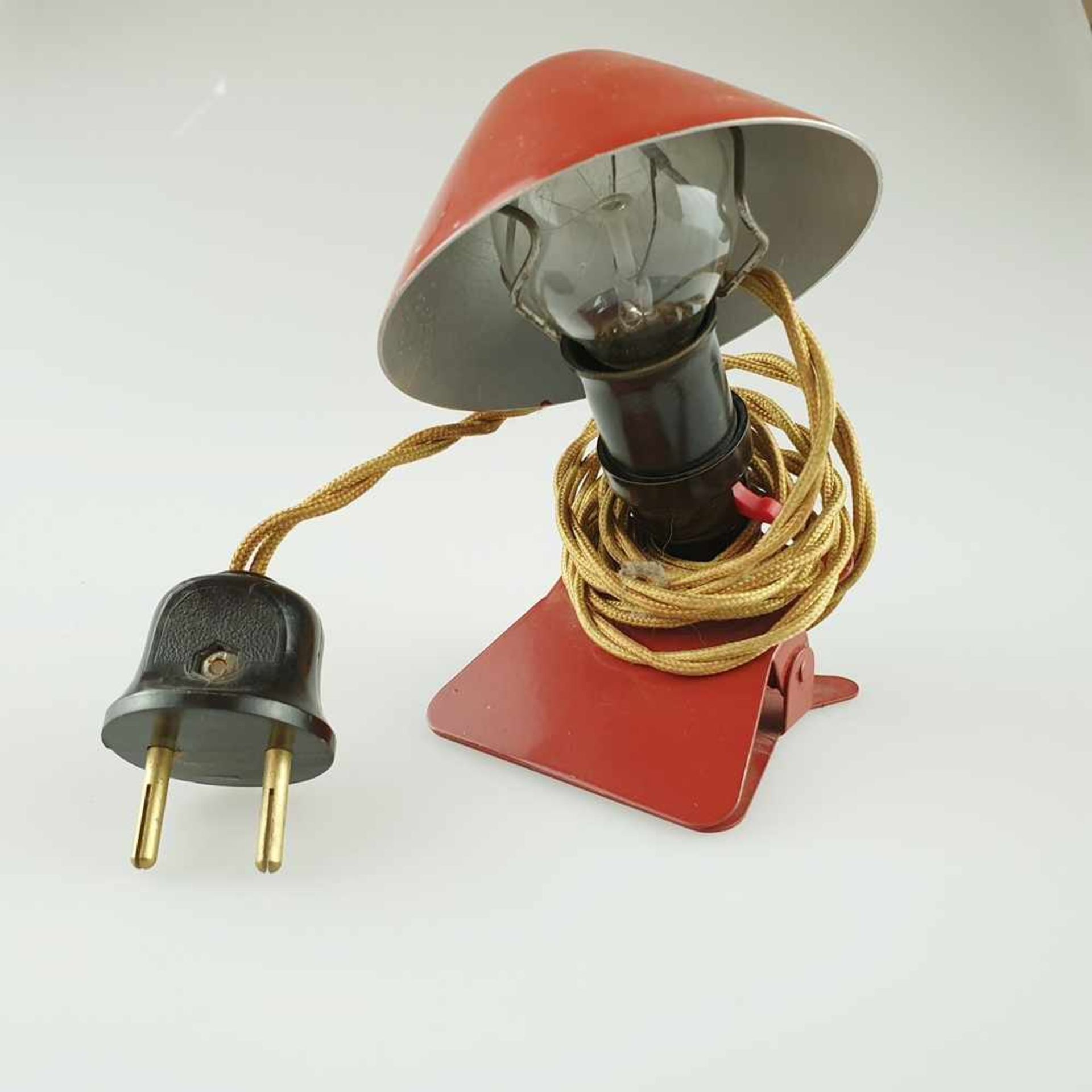 Klemmlampe- Metallschirm, rot gefasst,1-flammig elektrifiziert, Entwurf wohl Marianne Brandt,