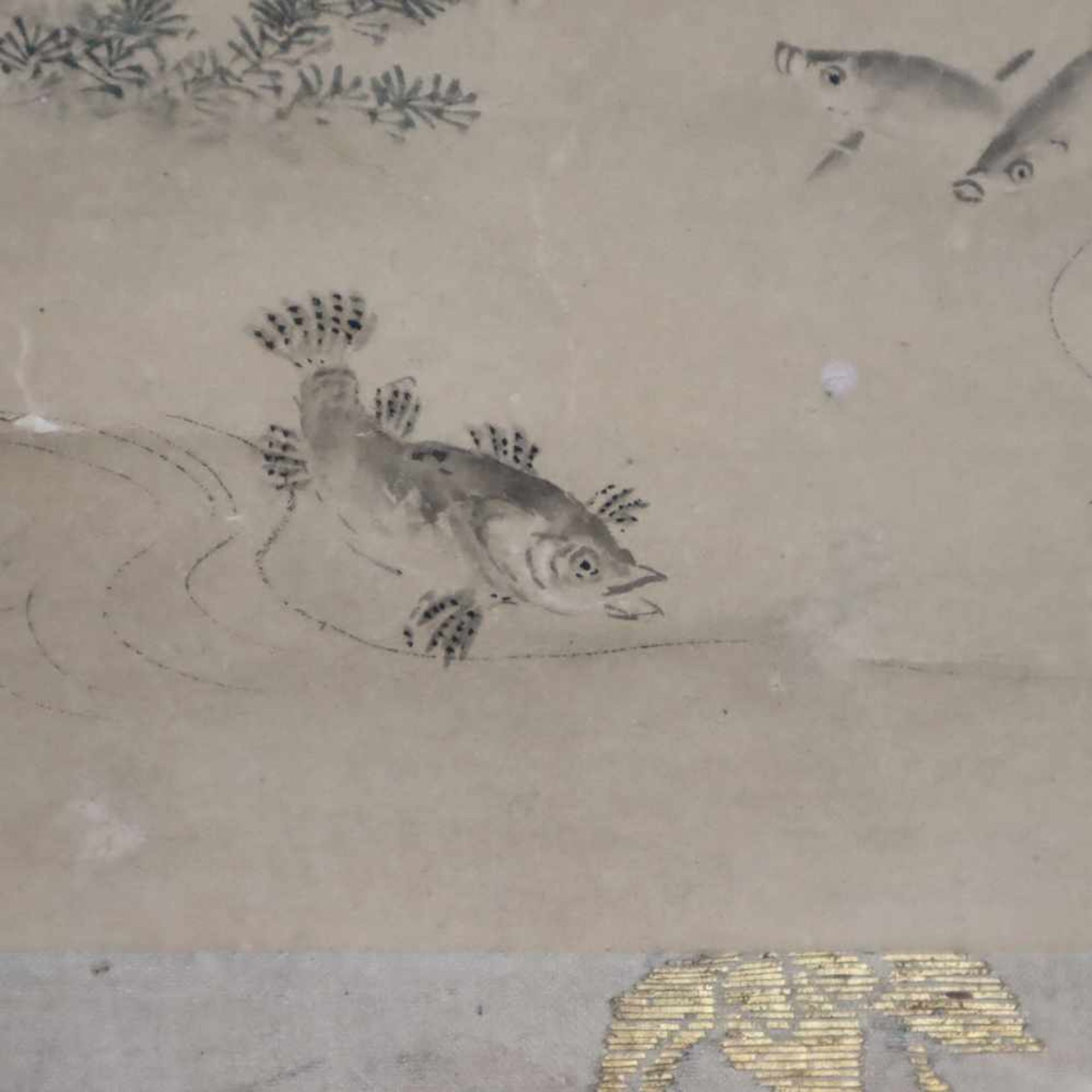 Koikarpfen im Teich mit Wasserpflanzen - Japan, Tusche/ Farbe auf Papier, signiert und gesiegelt, - Bild 5 aus 9