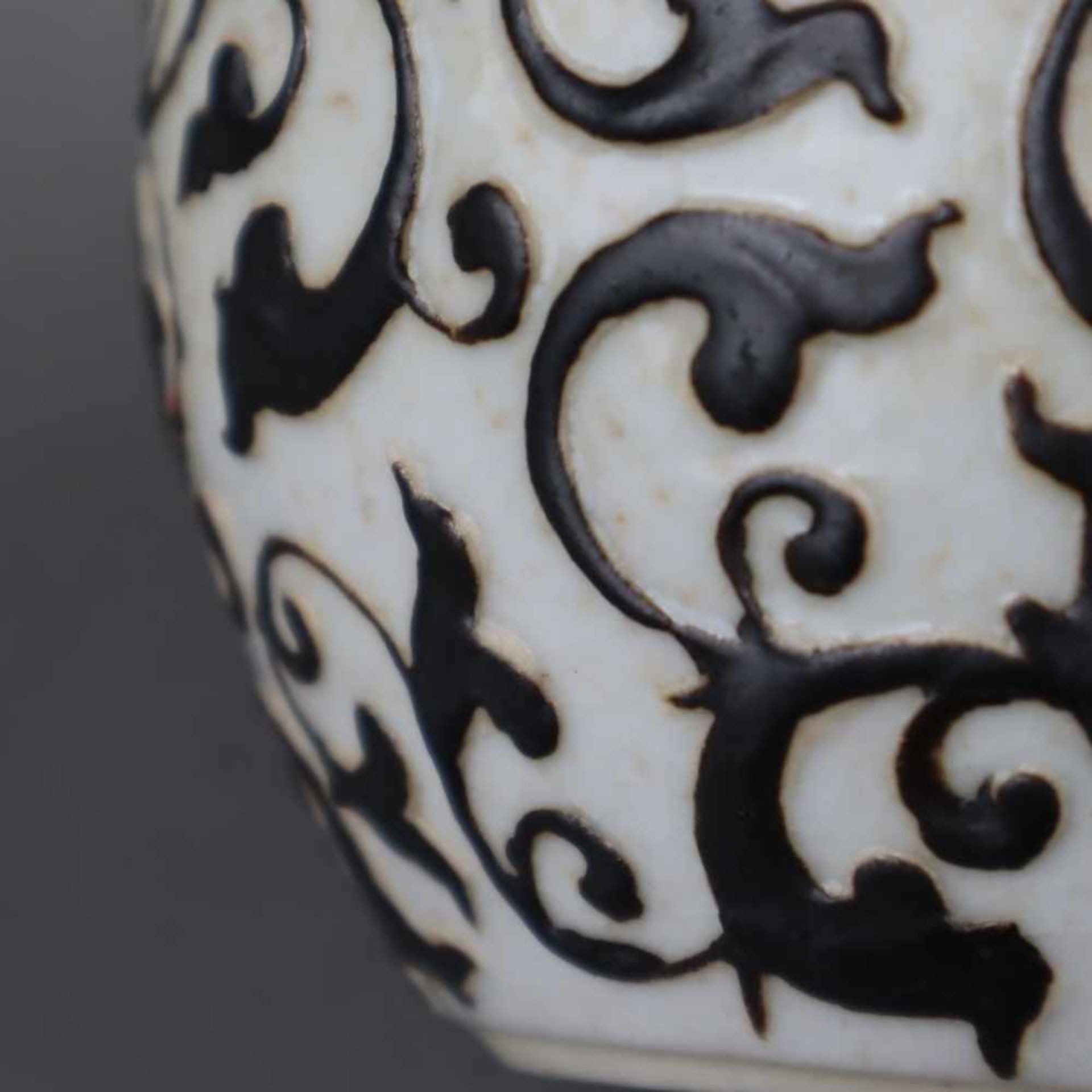 Shoulder pot - China, porcelain with relief lotus decoration, brown glazed, H.ca. - Bild 4 aus 6