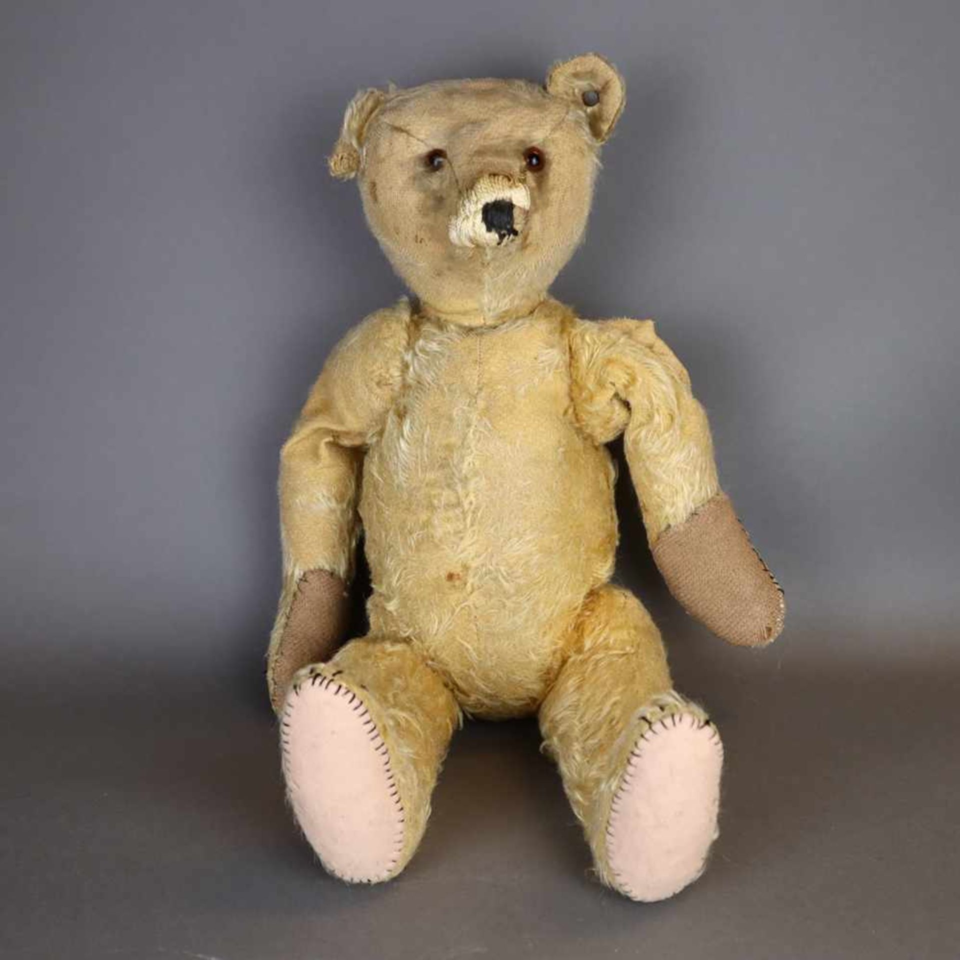 Alter Teddybär Steiff - Knopf mit langgezogenem "f", Mohair blond, lange Arme und Buckel, 5-fach