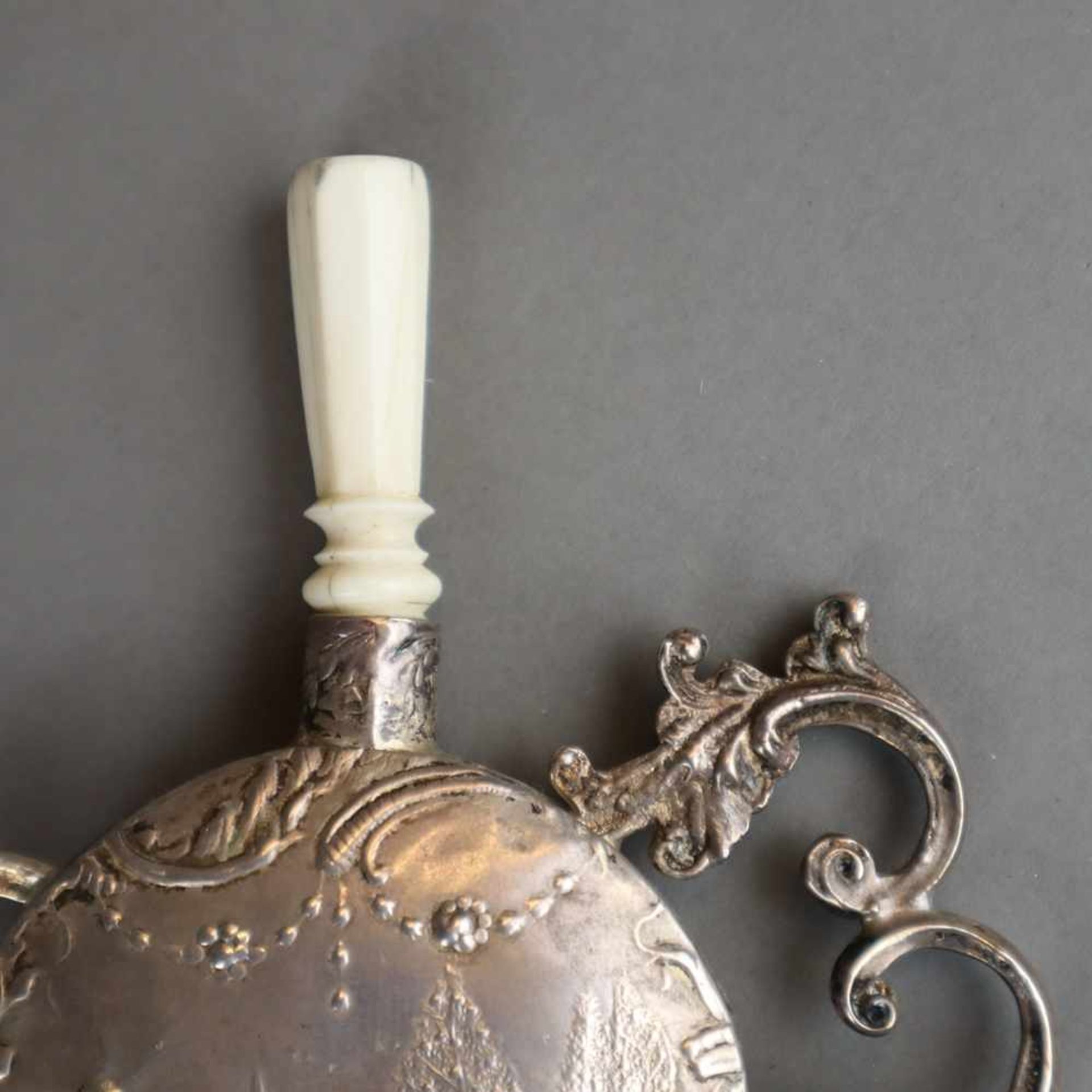 Parfum-Flakon - um 1900, Silber/Bein, abgeflachter runder Korpus auf ovalem gewölbtem Standfuß, - Bild 2 aus 9