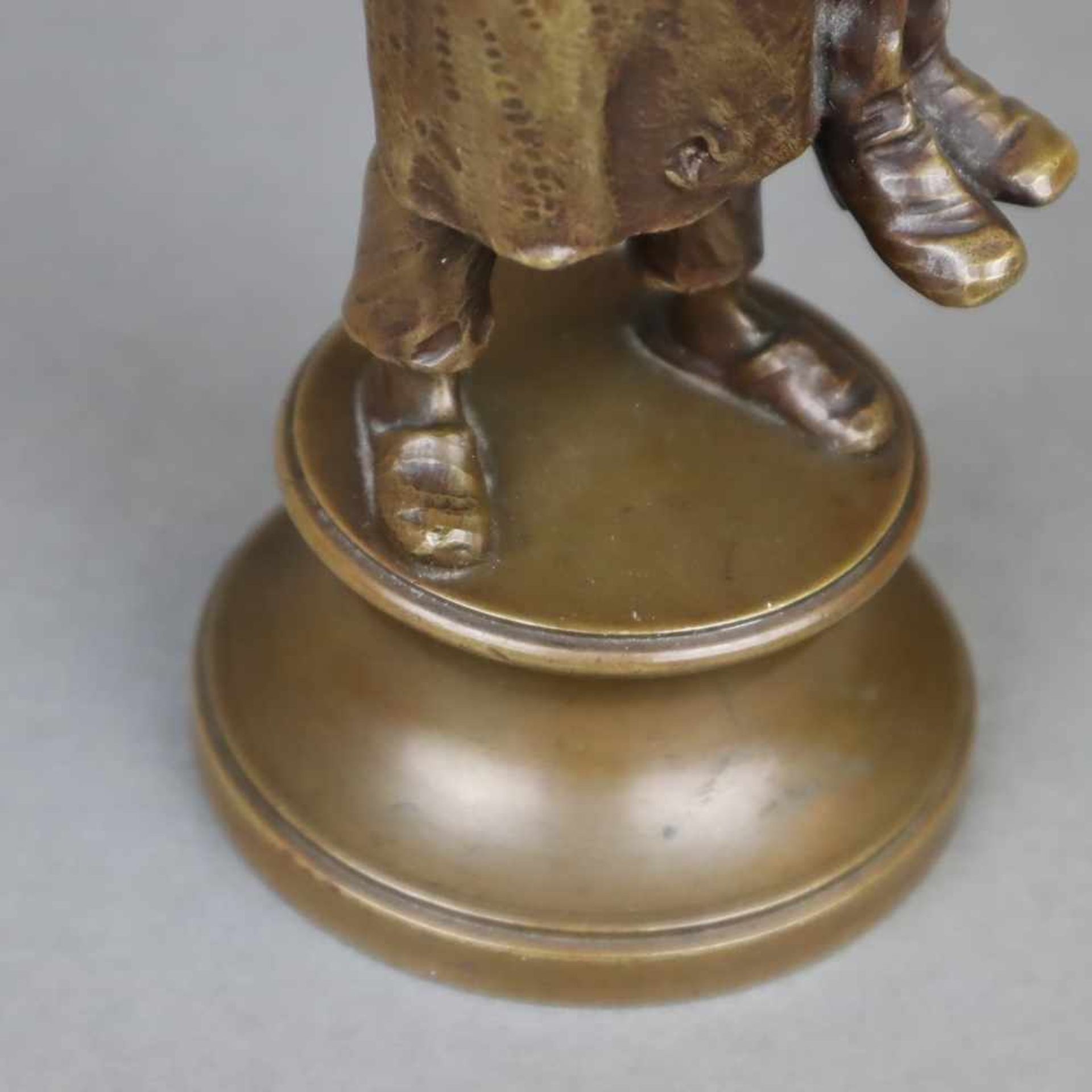 Kraft - Schusterjunge, Bronze, dunkelbraun patiniert, auf dem Sockel signiert und datiert "Kraft ( - Bild 5 aus 7