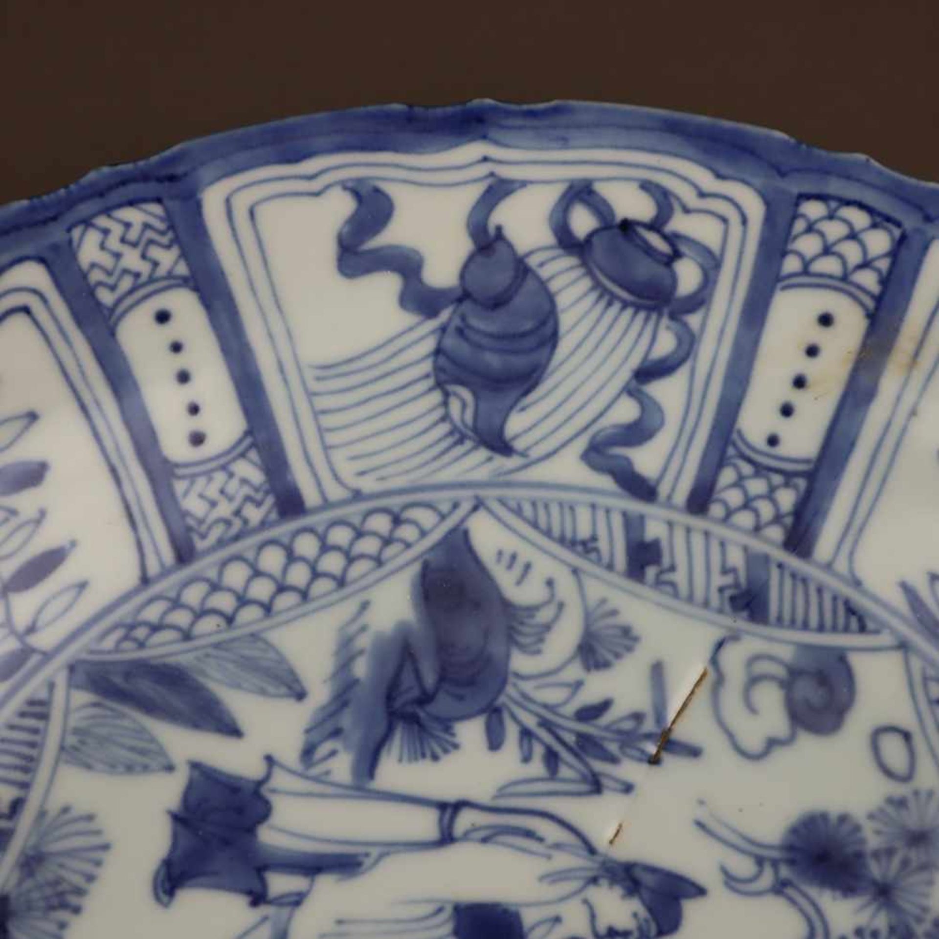Blue and white plate - China, Qing dynasty, slightly waved round shape, porcelain lavishly painted - Bild 4 aus 6