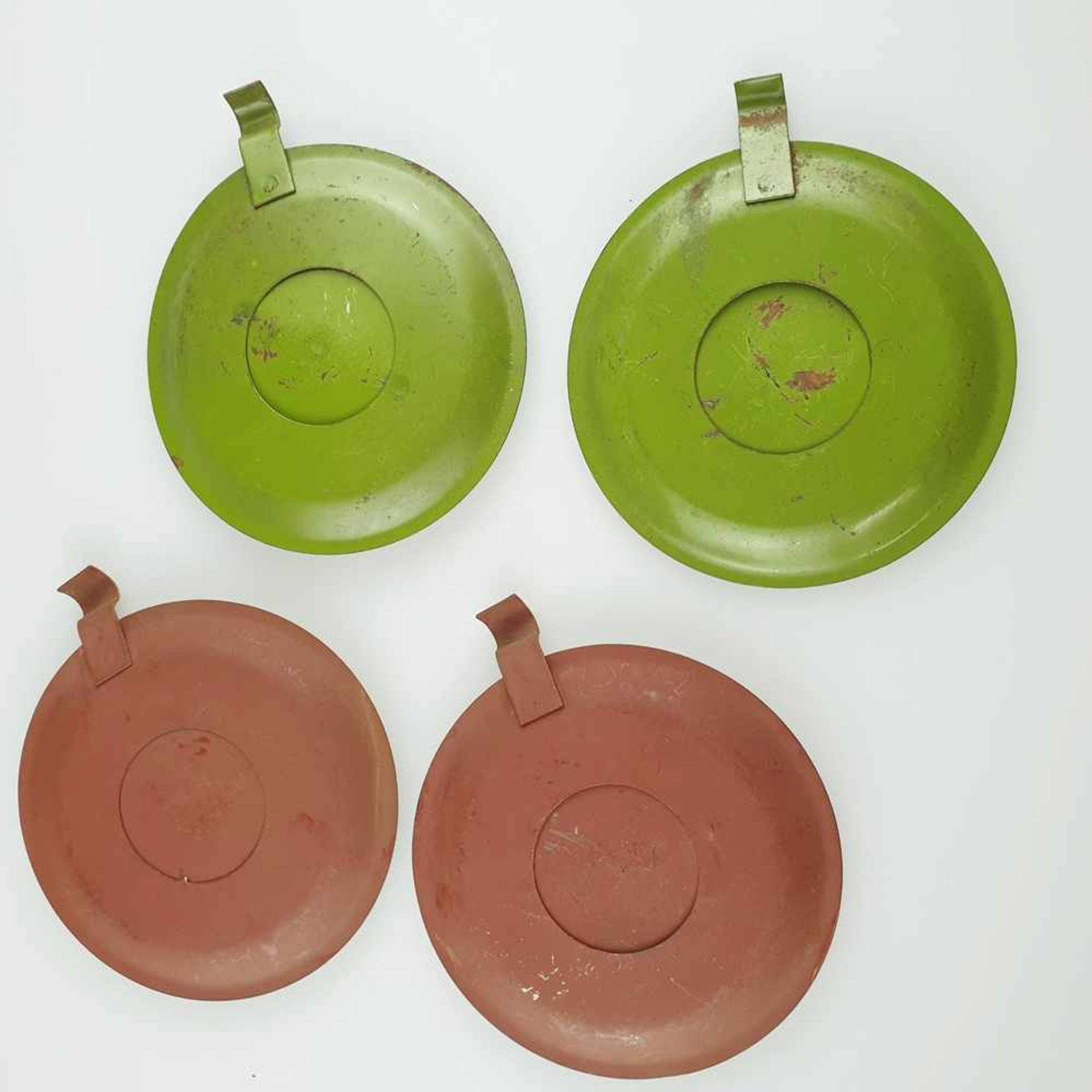 Vier Kerzenhalter - Metall, 2 grün / 2 orange gefasst, runde Form mit zylindrischer Kerzentülle - Bild 7 aus 7