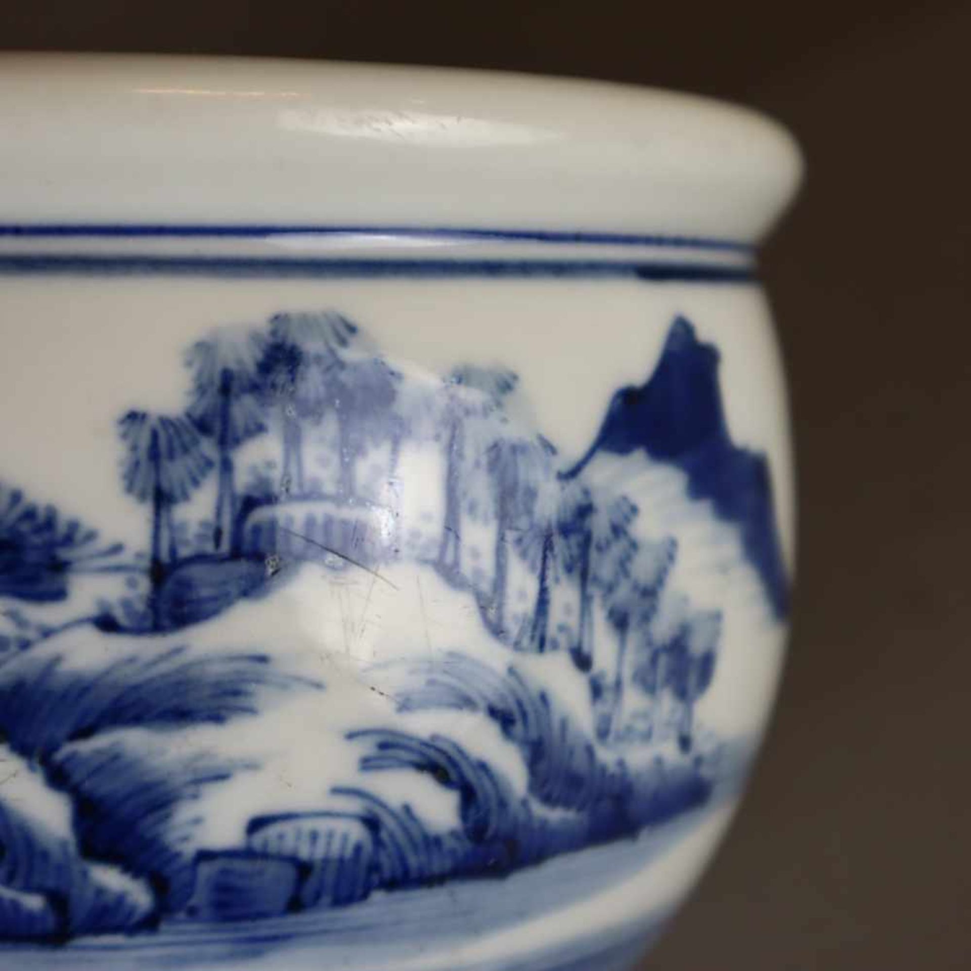 Kleiner Cachepot - China, Porzellan mit Shan-Shui-Landschaft in Unterglasurblau, eingezogene - Bild 4 aus 7