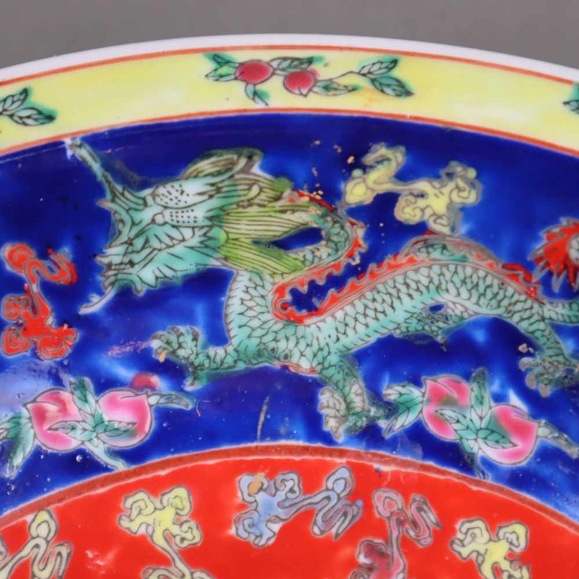 Schale mit Drachenmotiven - China, 20.Jh., Porzellan mit polychromen Emailfarben, im Zentrum ein - Bild 5 aus 7