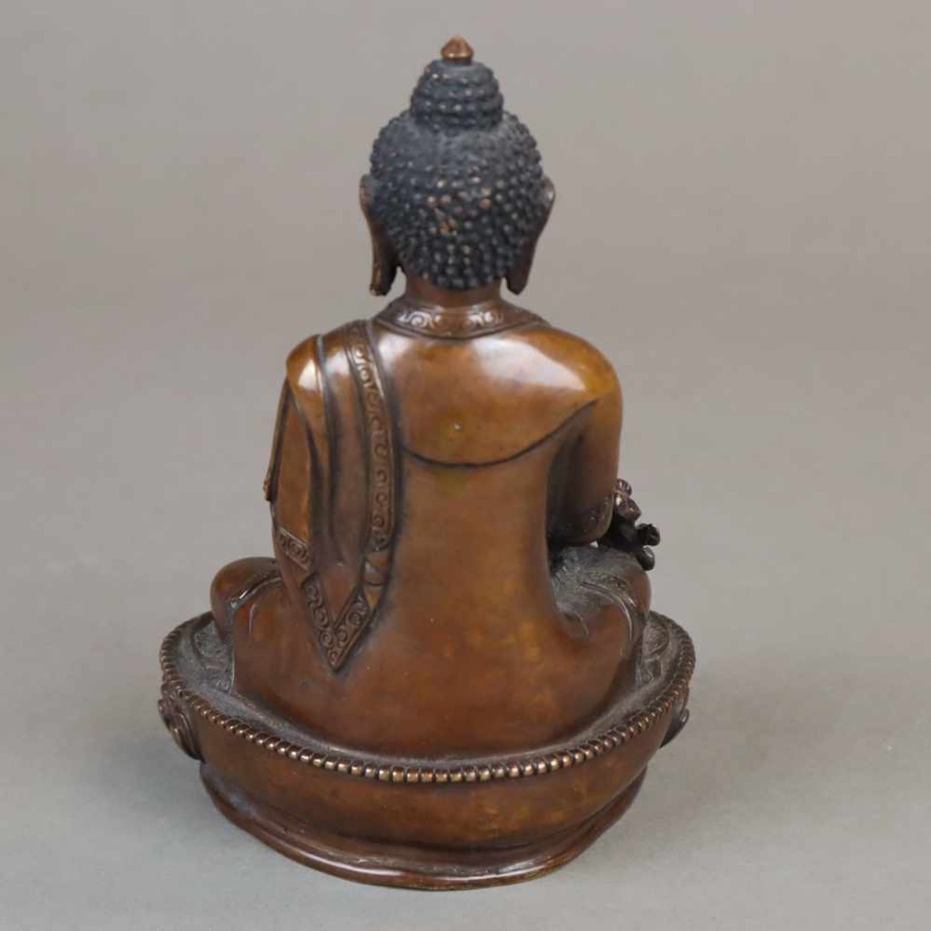 Der Medizin-Buddha Bhaisajyaguru - China, Kupferbronze, im Meditationssitz auf einem einfachen - Bild 2 aus 8