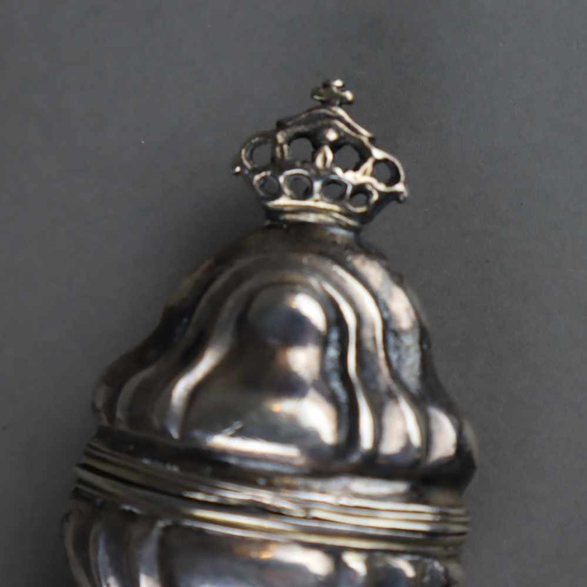 Silberhülle für Flakon - auf ovalem Stand geschweifter, godronierter Korpus mit Krone als Abschluss, - Bild 3 aus 4