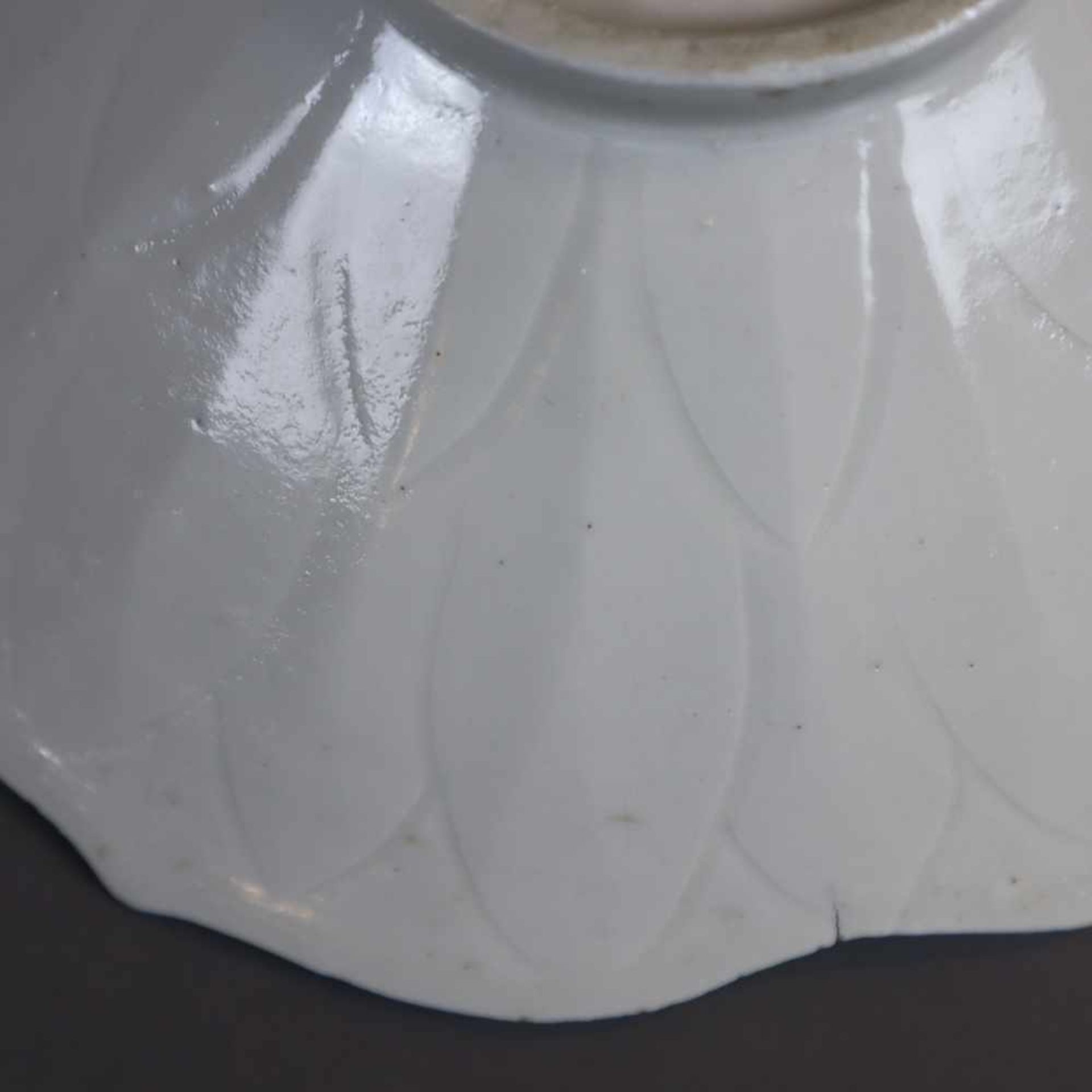 A Dingyao Flower-Shaped Bowl - China, Liao-Dynastie, off white glaze, appr.25 cm diam., age and use遼 - Bild 6 aus 7