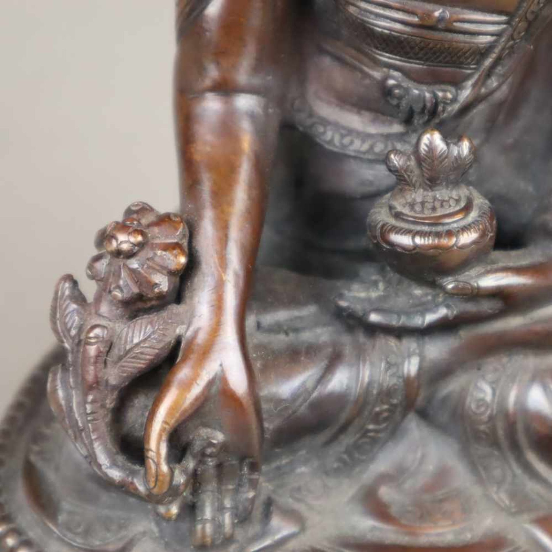 Der Medizin-Buddha Bhaisajyaguru - China, Kupferbronze, im Meditationssitz auf einem einfachen - Bild 7 aus 8