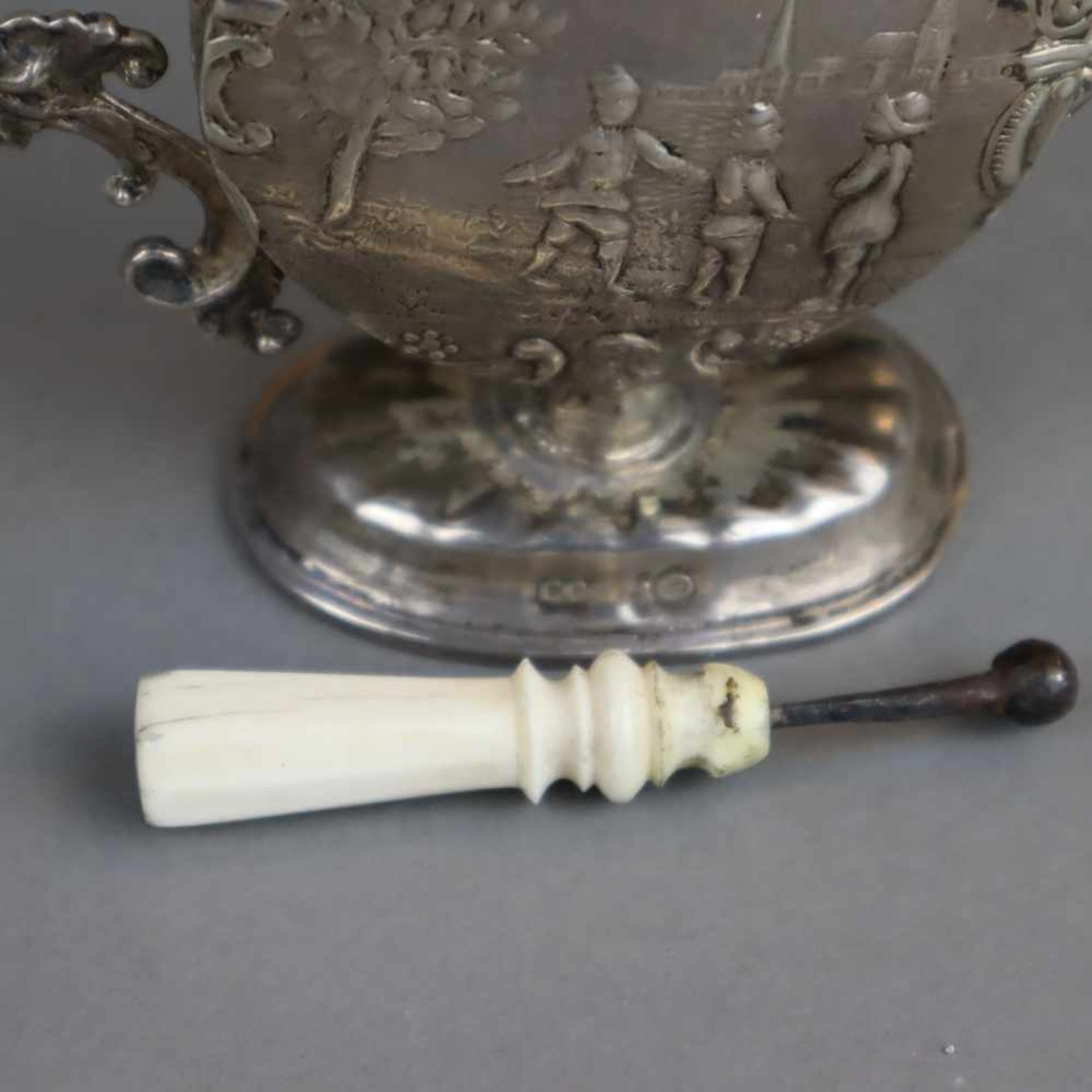Parfum-Flakon - um 1900, Silber/Bein, abgeflachter runder Korpus auf ovalem gewölbtem Standfuß, - Bild 8 aus 9