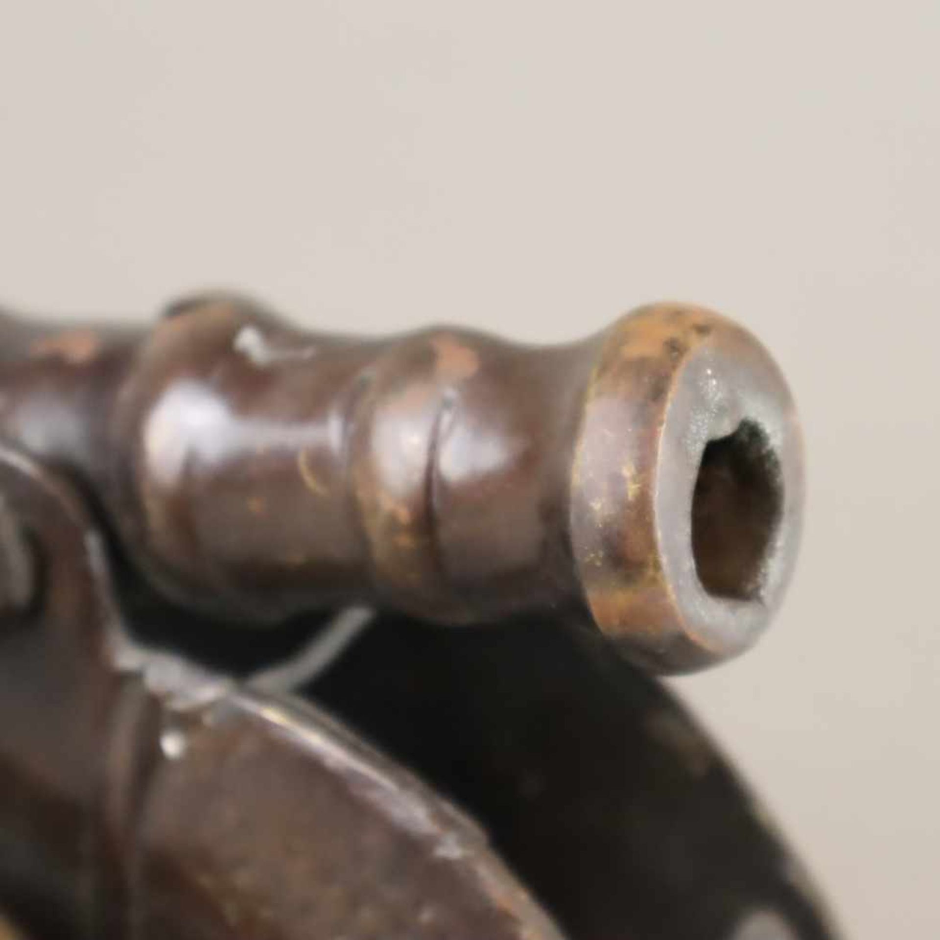 Kleine Kanone - Bronze-Modell, bewegliches Rohr auf Räderlafette, H./L. ca.15/20cm, braune und - Bild 3 aus 5